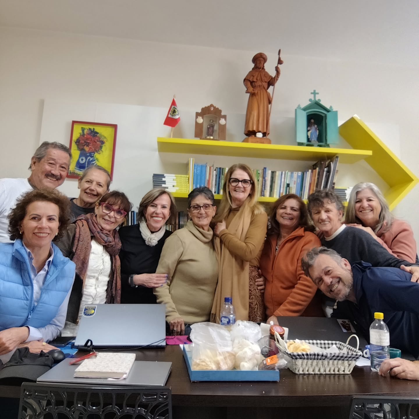 É muito gratificante nas quintas-feiras na ACACSC, receber visitas de pessoas que vêm prestigiar nossa Associação, tomar um cafezinho e bater um papo de peregrino. Gratidão. 👏👏🤗😘👣