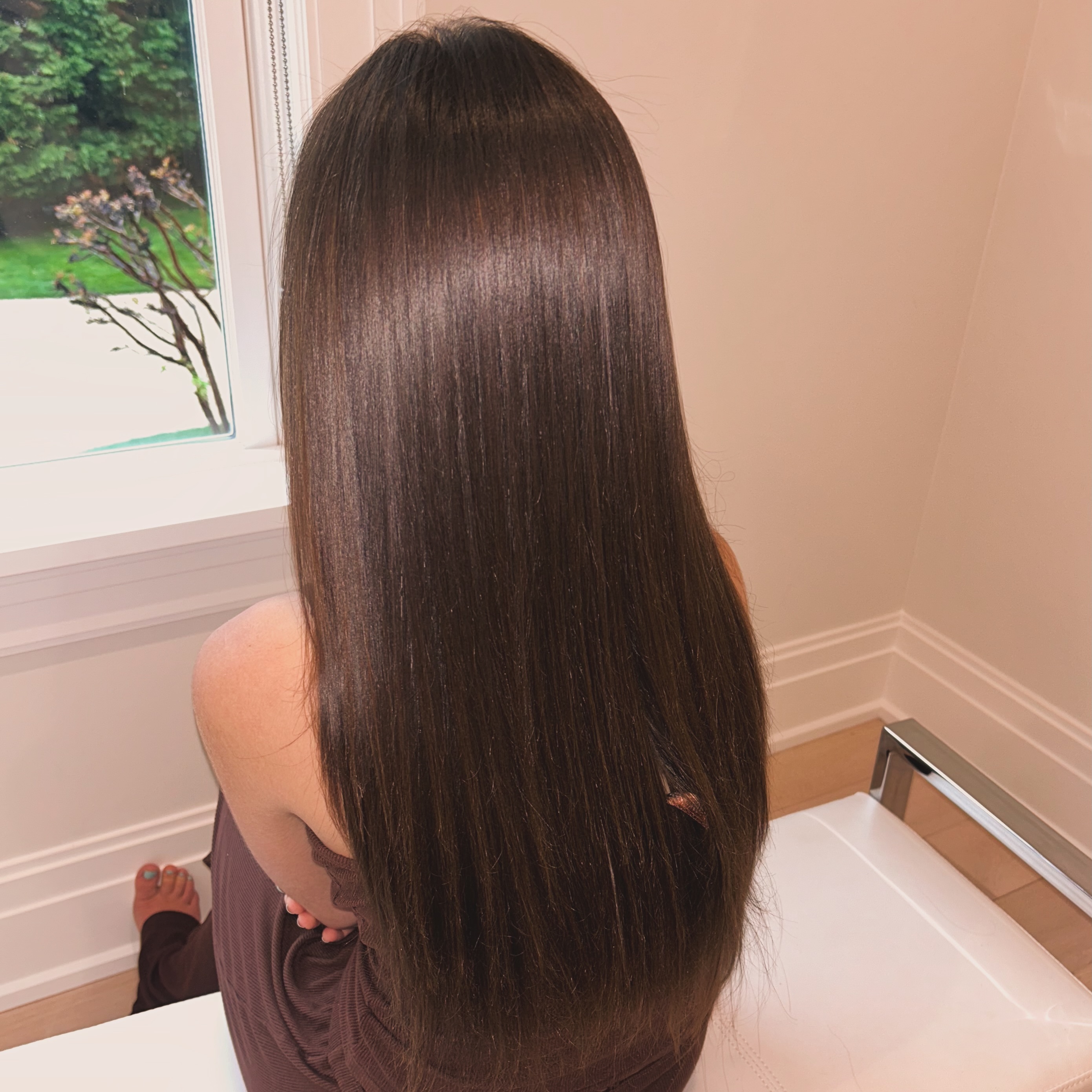MDW may be giving rainiest holiday energy 🌧️ but sleek hair is still winning all weekend long.
This weekend’s most requested look? A blowout finished with a flat iron for that ultra-smooth, polished, frizz-controlled finish ✨
Rainy day hair tip: don’t skip the flat iron after your blowout if you want that extra sleek, humidity-resistant look that lasts while out and about.
Save this for your next rainy day glam appointment ☔️🤍
Pro tips:• Finish with a humidity shield spray• Avoid heavy oils before going outside• Wrap hair loosely in silk for travel• Keep a mini brush + anti-frizz serum in your bag. #hamptons #hamptonsathomebeauty #hamptonsglam #hamptonstan #hamptonsmobilebeauty