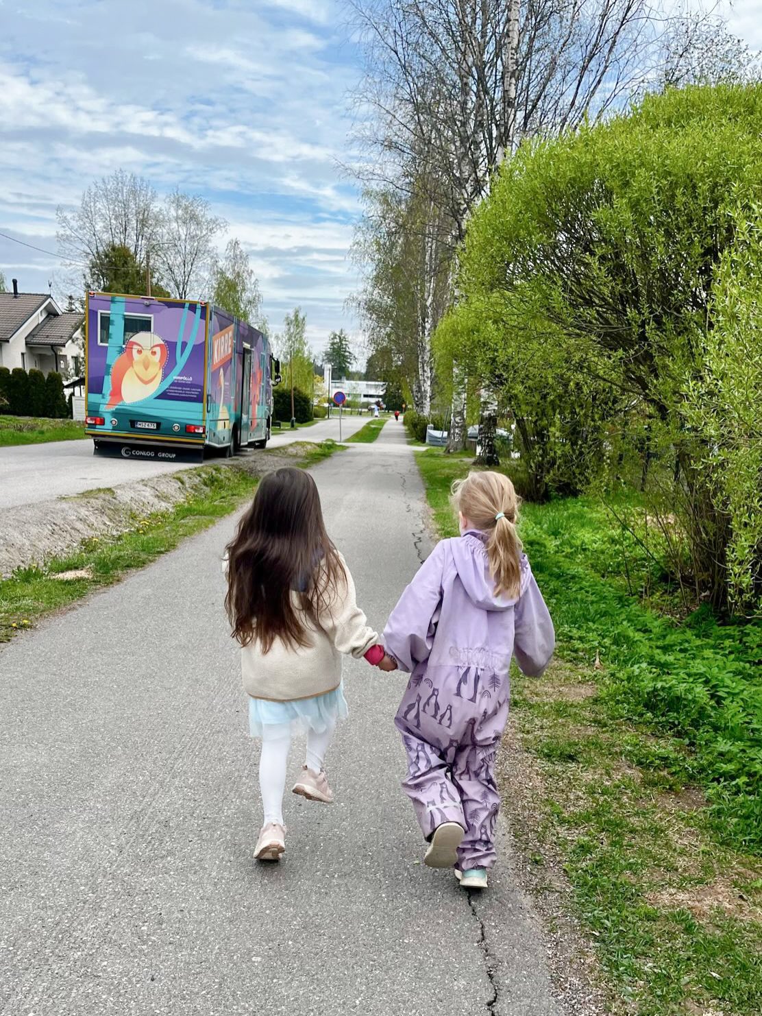 Pikkulukkarissa luetaan kirjoja paljon. 📚
Ryhmissä yhteisesti luettujen kirjojen lisäksi lukunurkkauksemme sohva on lasten ahkerassa käytössä päivittäin. Kirjoja luetaan yksin ja yhdessä kavereiden kanssa - jo lukemaan oppineet lapset nauttivat saadessaan lukea ääneen kavereille. 🥰
Kuten kaikki välineet valmistellussa montessoriympäristössä, myös satu- ja tietokirjat on järjestetty houkuttelevasti esille omille paikoilleen.
Kirjastoauto Kirren vierailut joka toinen viikko ovat odotettuja päiviä.🧡
#tuusula #tuusulankirjasto #montessori #pikkulukkari #varhaiskasvatus