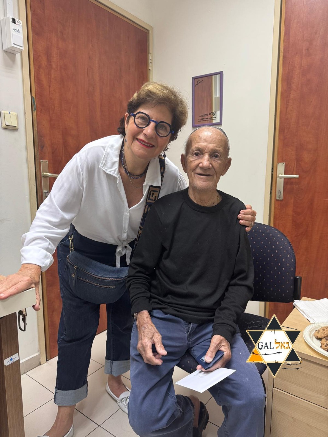 💙 Chaque distribution est bien plus qu’un colis.
C’est une présence, une écoute, un sourire offert à un rescapé de la Shoah.
🙏 Aidez-nous à continuer.
🌐 amutagal.com
#AmutaGAL #ShoahSurvivors #Solidarité #Israël #Mémoire