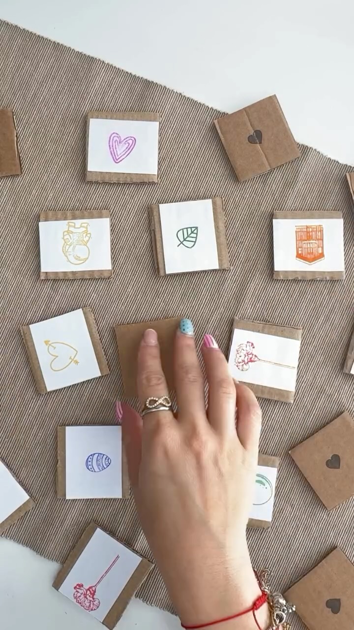 No Dia da Criança fizemos algo simples, mas estranhamente genial 🧩😌
Um jogo da memória feito com carimbos. Rápido, criativo e com zero complicações (ao contrário de algumas regras de infância que ninguém nunca explicou bem 👀)
Perfeito para brincar, criar e fingir que somos super organizados enquanto perdemos sempre na mesma 😏🎉