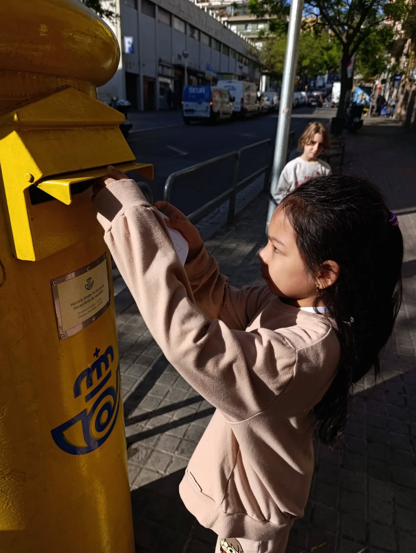 Els nens i les nenes de tercer de primària fem una activitat de català d'enviar-nos cartes entre nosaltres!
💚💚💚
#EsperitPiaget
#PassioPerlEscola
#SomEscola
#ElCarmel