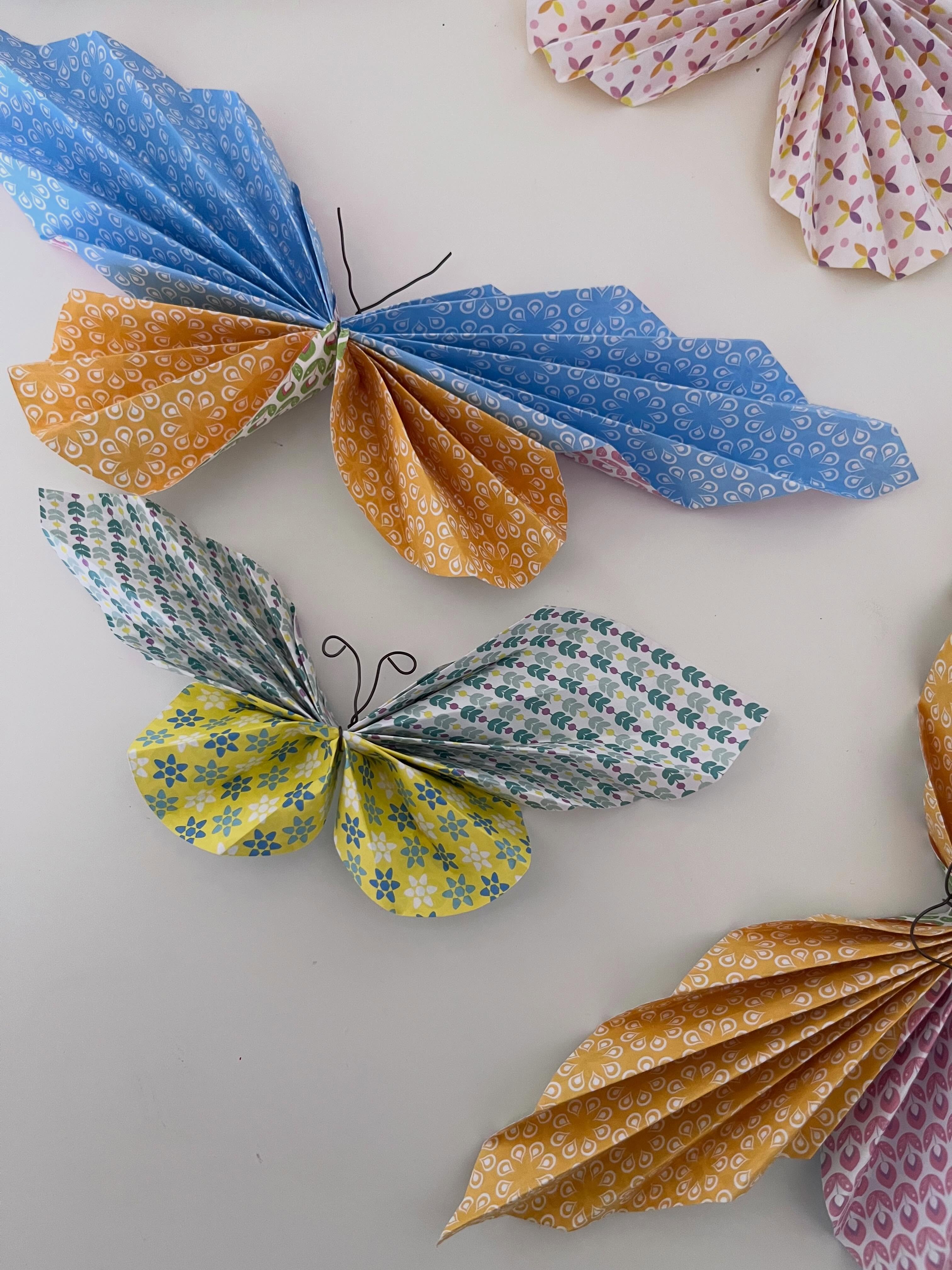 🇬🇧 DIY – Little Origami Butterflies🦋
Sunny days are slowly returning… and with them come the first butterflies of spring.
We made delicate paper butterflies that are super easy to create with kids and perfect for adding a light and colorful touch to your home decor.
Materials:
• Paper
• Flexible wire (@panduroofficial )
• Glue (@cleopatre_collesetcouleurs )
• Scissors
• Compass
The main steps are shown in the carousel. And for the full step-by-step tutorial, you can find it on my website (link in bio)
👉 Team monochrome butterflies or ultra colorful ones?
—
🇫🇷 DIY – Les petits papillons en origami🦋
Les beaux jours reviennent doucement… et avec eux les premiers papillons virevoltants du printemps.
Nous avons réalisé de délicats papillons en papier, très simples à fabriquer avec les enfants et parfaits pour décorer la maison avec une touche légère et colorée.
Matériel :
• Papier
• Fil de fer souple (@panduroofficial )
• Colle (@cleopatre_collesetcouleurs )
• Ciseaux
• Compas
Les grandes étapes sont à découvrir dans le carrousel Et pour le tutoriel détaillé pas à pas, rendez-vous sur mon site (lien en bio)
👉 Team papillons monochrome ou ultra colorés ?
—
#homeschoolactivities #paperbutterfly #butterflycrafts #creativekids #simplecrafts