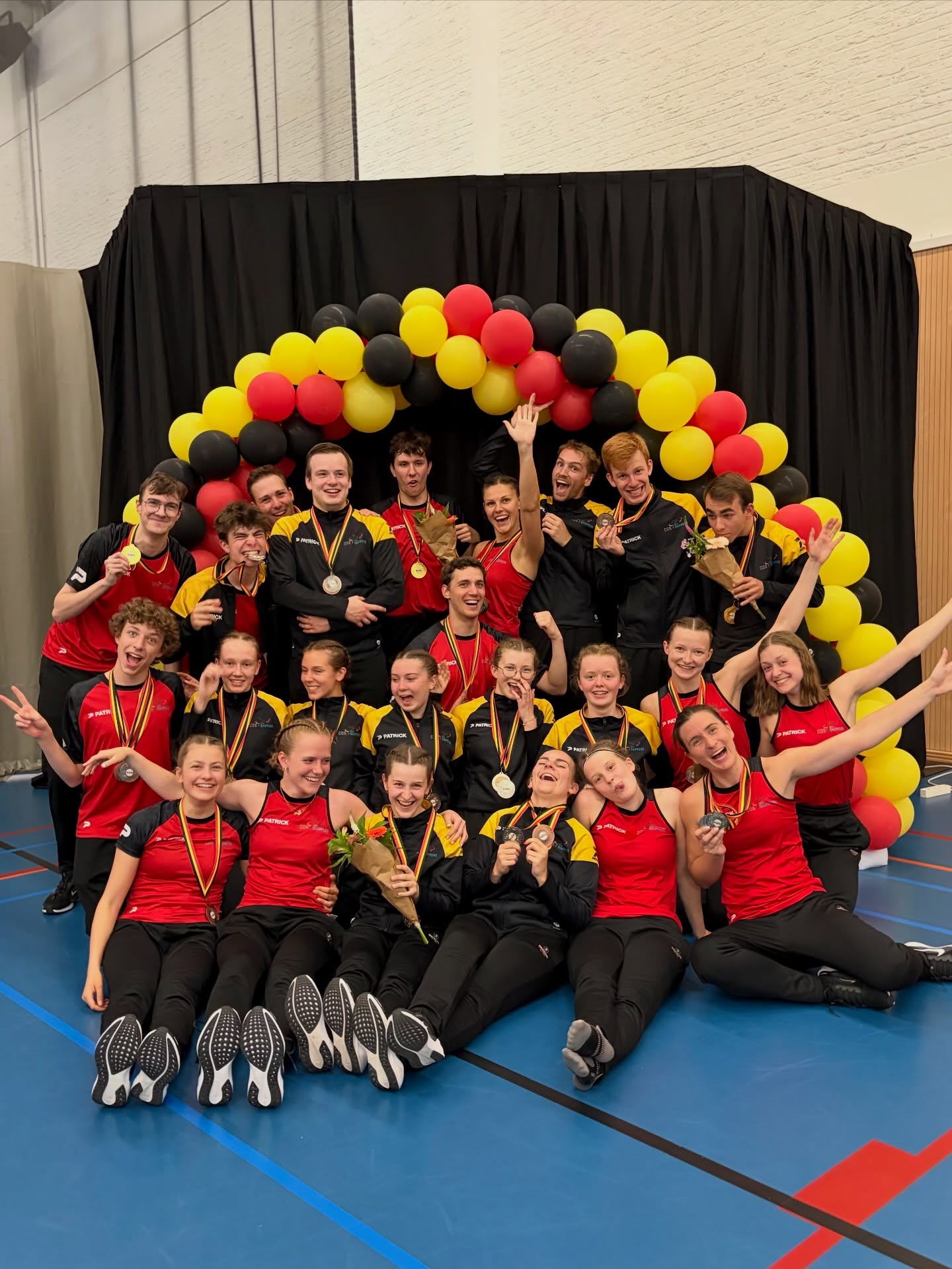 Nog eens 12 medailles én 1 Belgische titel tijdens de freestyles voor de 16+ 🥇🥈🥉
19+ mixed
🥈 SR2: Océanie, Jelle V
🥈 SR4: Joyce, Jens, Jilka, Kasper
🥉 SR4: Fran, Océanie, Elias, Keanu
5️⃣ SR4: Flor, Lise, Zoë, Julie
🥈 DD3: Lara, Jelle V, Zoë
5️⃣ DD3: Julie, Nena, Elias
🥈 DD4: Jens, Kasper, Joyce, Jilka
🥉 DD4: Lara, Jelle V, Fran, Océanie
19+ jongens
🥈 SR2: Kobe, Jelle D
🥇 SR4: Kobe, Jelle V, Jelle D, Dario
5️⃣ DD3: Jelle D, Flor, Keanu
🥈 DD4: Kobe, Keanu, Flor, Elias
16-18 mixed
🥉 SR2: Stan, Klara
🥈 SR4: Stan, Liselore, Moon, Finne
🥈 DD4: Stan, Liselore, Moon, Louise
#cosropeskippers #jumprope #ropeskipping