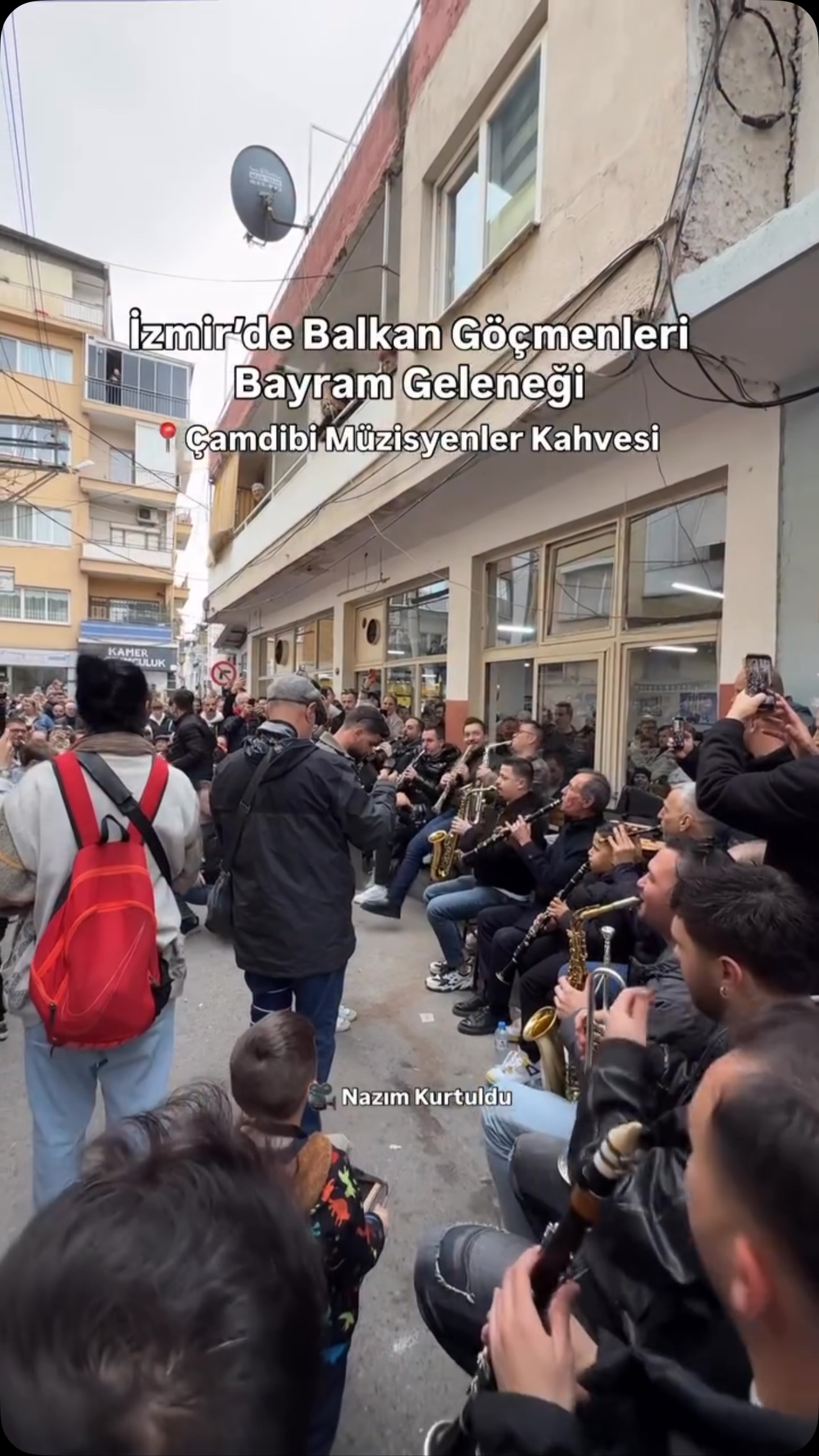 En sevdiğin balkan türküsü hangisi?
İzmir Çamdibi’nde Balkan göçmenleri, her bayram arifesinde Müzisyenler Kahvesi önünde toplanarak geleneksel “bayram karşılama” ritüelini yaşatıyor.
#bayramarifesi #balkangöçmenleri #güldaniyem #çamdibi #müzisyenlerkahvesi