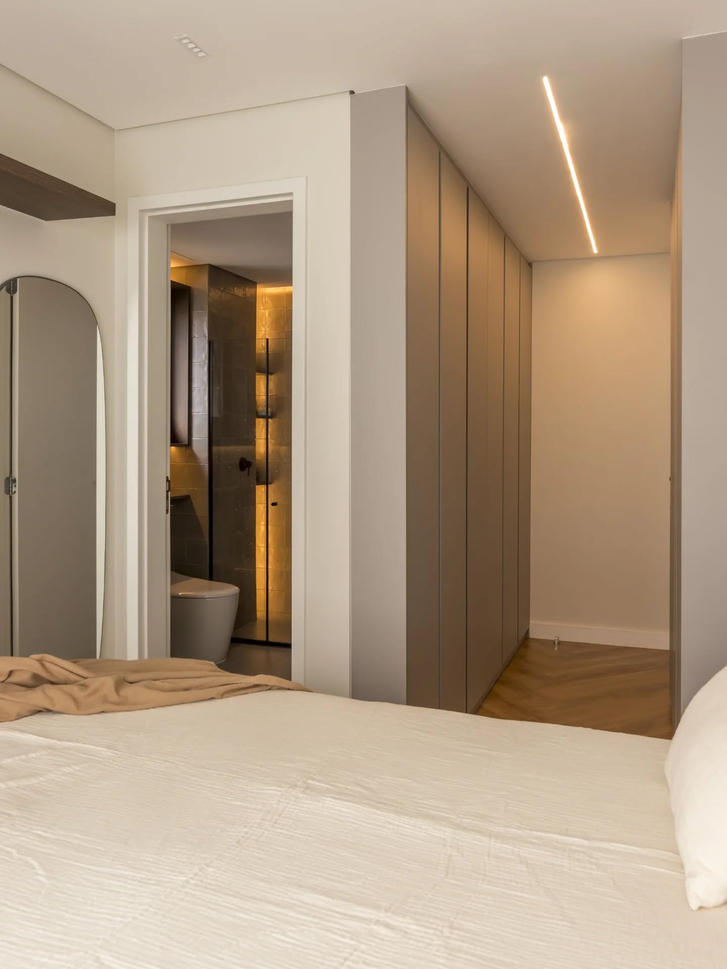 Um closet enxuto e bem posicionado, nesse projeto lindo da @raphaelagoncalvesinteriores
.
#closetsobmedida #newmoveisplanejados #marcenariaplanejada