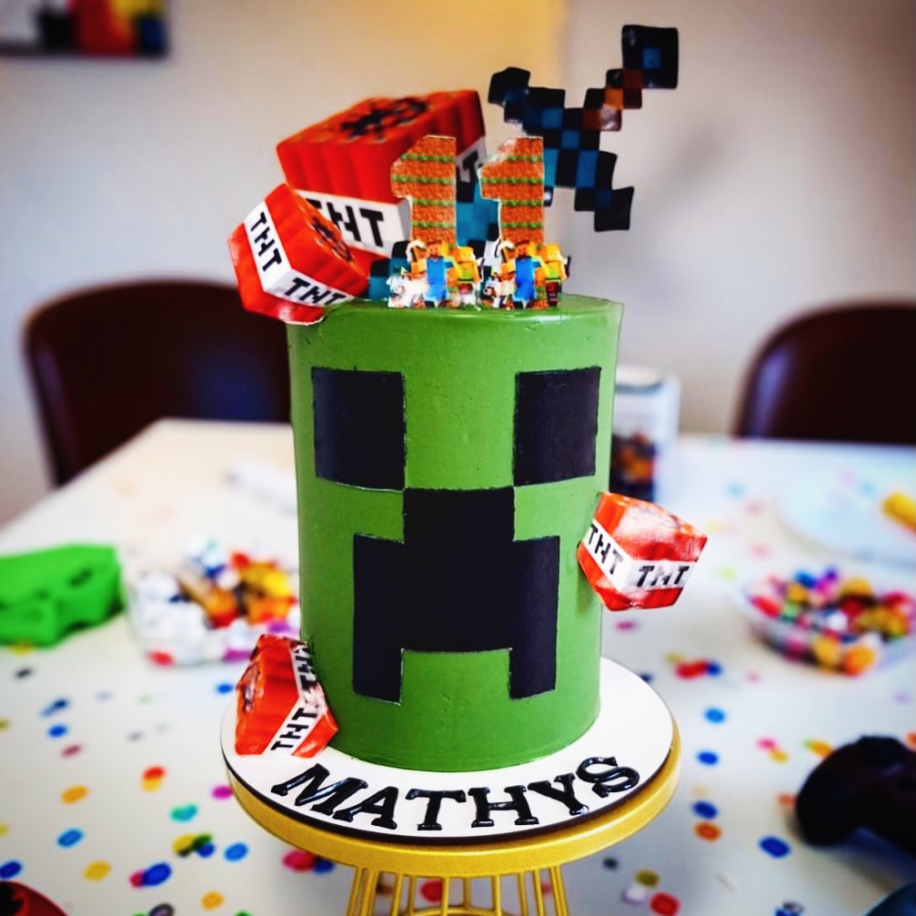 Les parents de gamers vont comprendre la pression quand on te demande un gâteau Minecraft. 😭🎮
Parce qu’apparemment…
si le Creeper n’a pas la bonne tête, c’est une catastrophe nationale. 💀😂
Entre les TNT, l’épée pixelisée, les petits personnages et tous les détails en mode bloc par bloc…
ce gâteau m’a clairement replongée dans l’univers Minecraft pendant des heures. ⛏️✨
Et honnêtement ?
Le résultat valait largement les nuits de montage. 🫠
✨ Sugar Event continue l’aventure depuis un laboratoire privé à Cagnes-sur-Mer.
Gâteaux sur commande uniquement • retrait sur rendez-vous.
📩 Infos, tarifs & formations disponibles via le lien en bio.
#minecraftcake #cakedesign #birthdaycake #minecraftbirthday #sugareventbyemma