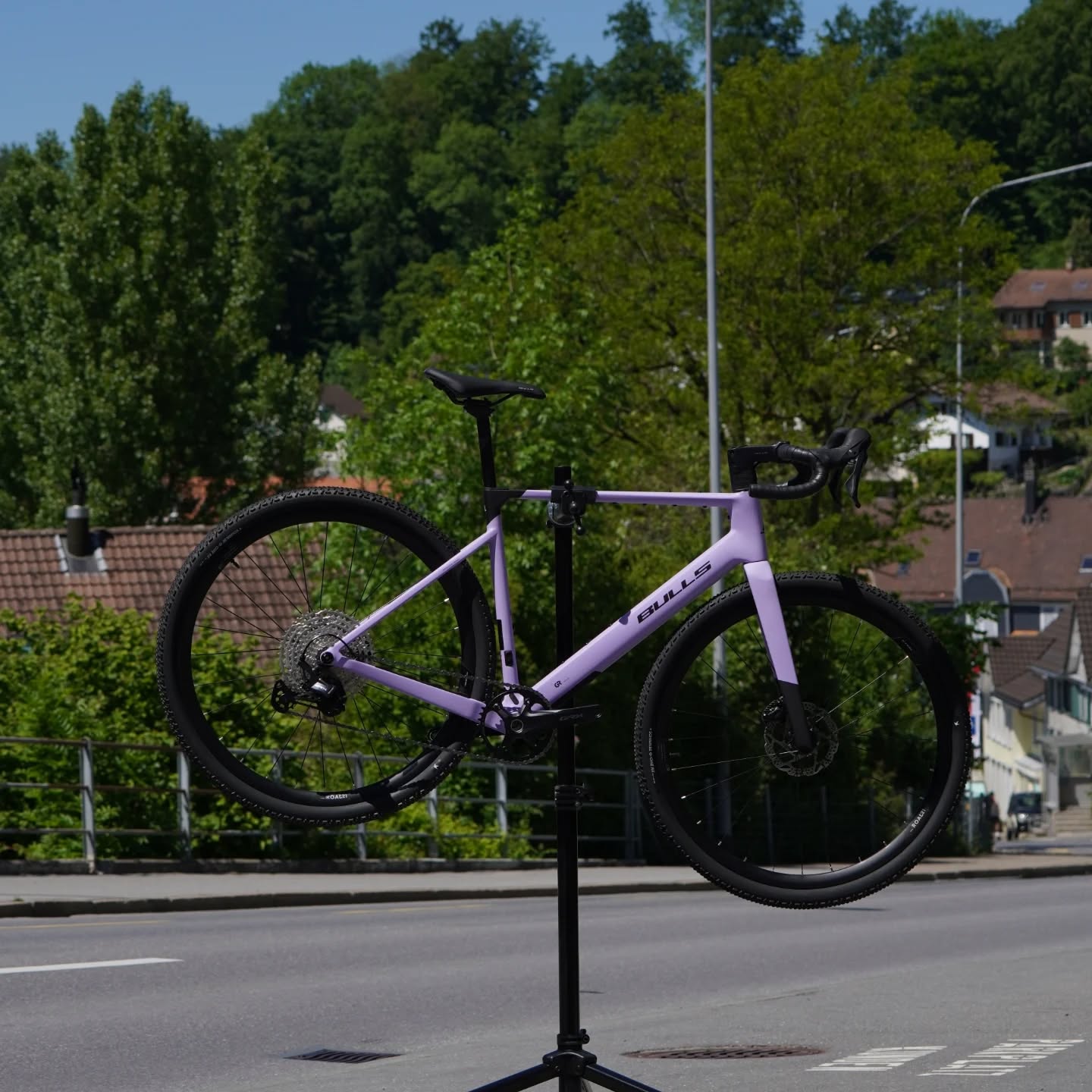 Frisches Brötchen eingetroffen 💜💜💜💜
Bulls Machete
-Voll Carbon
-1x12 Shimano GRX
-Shimano GRX Scheibenbremsen
-Schwalbe Reifen
-div Befestigungsmöglichkeiten am Rahmen
-1999 Fr. 🤘
Bei uns im Shop in Herisau
www.stoeri-herisau.ch
#gravelbikeswitzerland#gravelbike#adventure#bullsbike