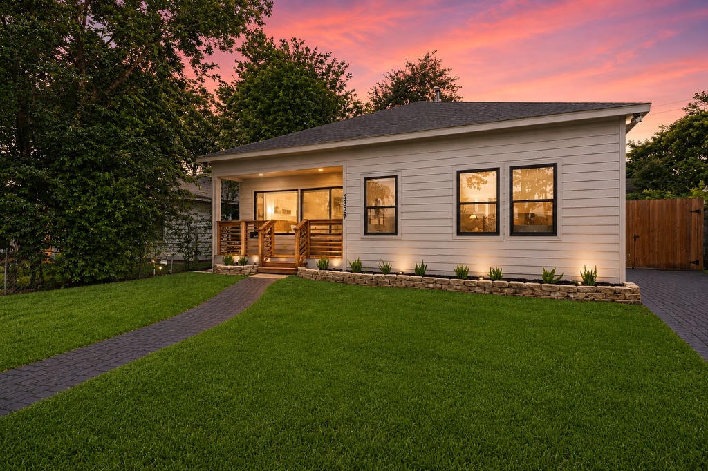 ▪️LUXURY LIVING in GREATER EASTWOOD▪️
Welcome to Eastwood, a timeless historic community developed by William A. Wilson, the famed developer behind beloved Woodland Heights, known for its tree lined streets & collection of 1920s Craftsman architecture.
This recently constructed bungalow combines the best of modern luxury living with the character & charm of the neighborhood, offering three bedrooms, two bathrooms, a designer kitchen boasting Brazilian Galapagos stone countertops, custom millwork throughout, a covered patio, sprawling backyard with a stock tank pool, & a location right in the center of Houston’s East End 🌇
Minutes from Downtown Houston, EaDo, the Med Center, Midtown, Discovery Green, Shell Energy Stadium, & Minute Maid Park. Explore Eastwood Park, Buffalo Bayou trails, & local dining gems like Nancy’s Hustle, Tiny Champions & Ninfa’s on Navigation.
The best part? Pricing is far more approachable in Eastwood than its Woodland Heights counterpart & this remarkable home comes with an unbeatable price tag at UNDER $600k! 💥
Come take a look at our open house today, Saturday, from 2-4pm! ✨
📍4327 Harby Street📍
#greatereastwood #eastwoodhomes #eastdowntownhouston #eado #eastdowntown
