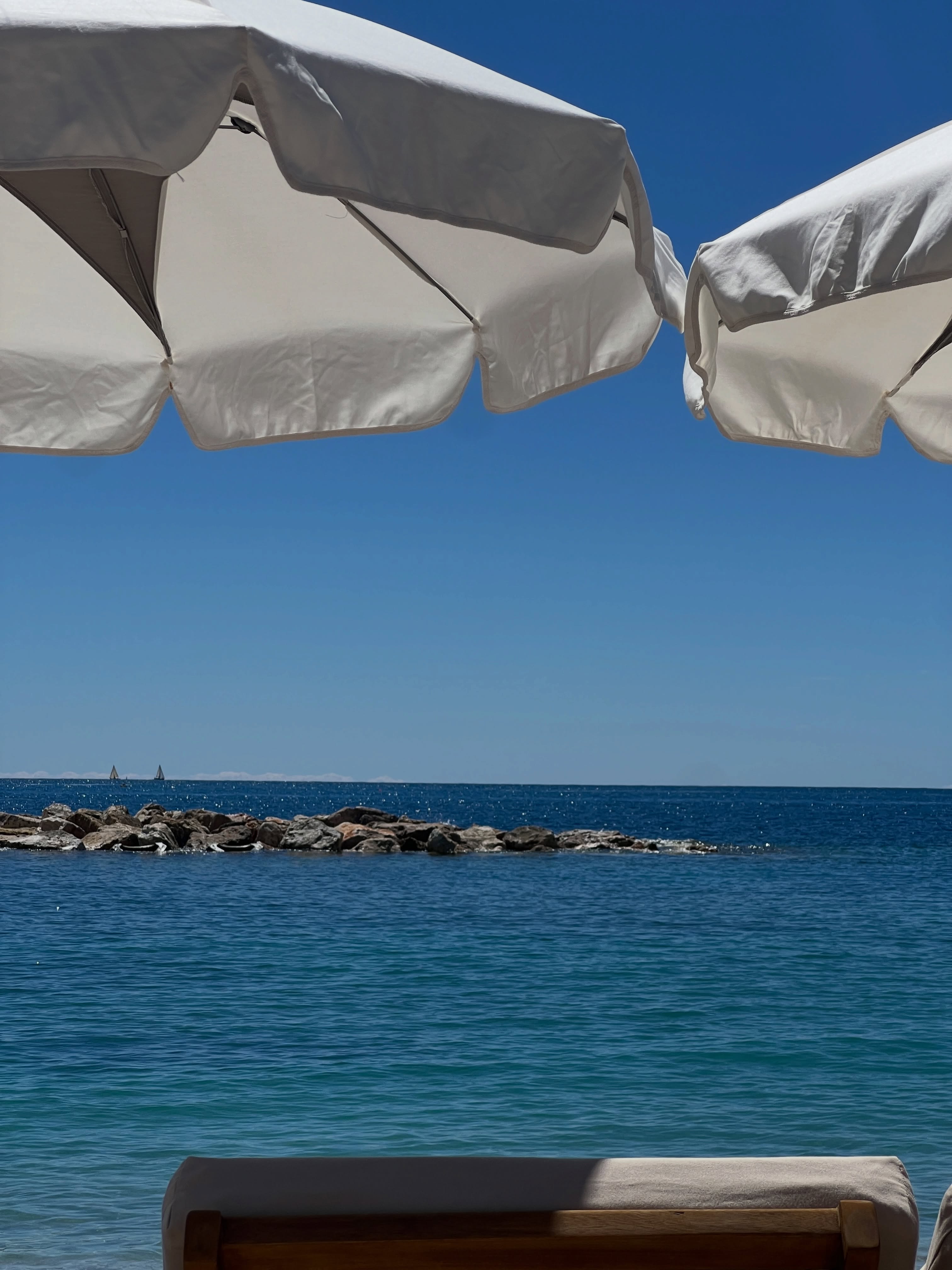 Long weekends in Monaco 💛
Seaside walks to Roquebrune-Cap-Martin, beach days at La Note Bleue, playing pétanque at Club du Bouliste, a bit of padel and soaking up the first real hints of summer on the Côte d’Azur.
A little May photo dump.
#monaco #frenchriviera #socialmediamanager #hospitalitymarketing #mediterranean
