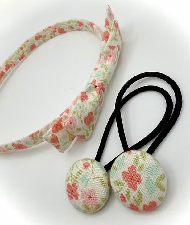Love this gorgeous coral floral set- perfect for summer… AND in the clearance sale on the website 🥳❤️
#littledotsbows #sale #bow #headband #bobble