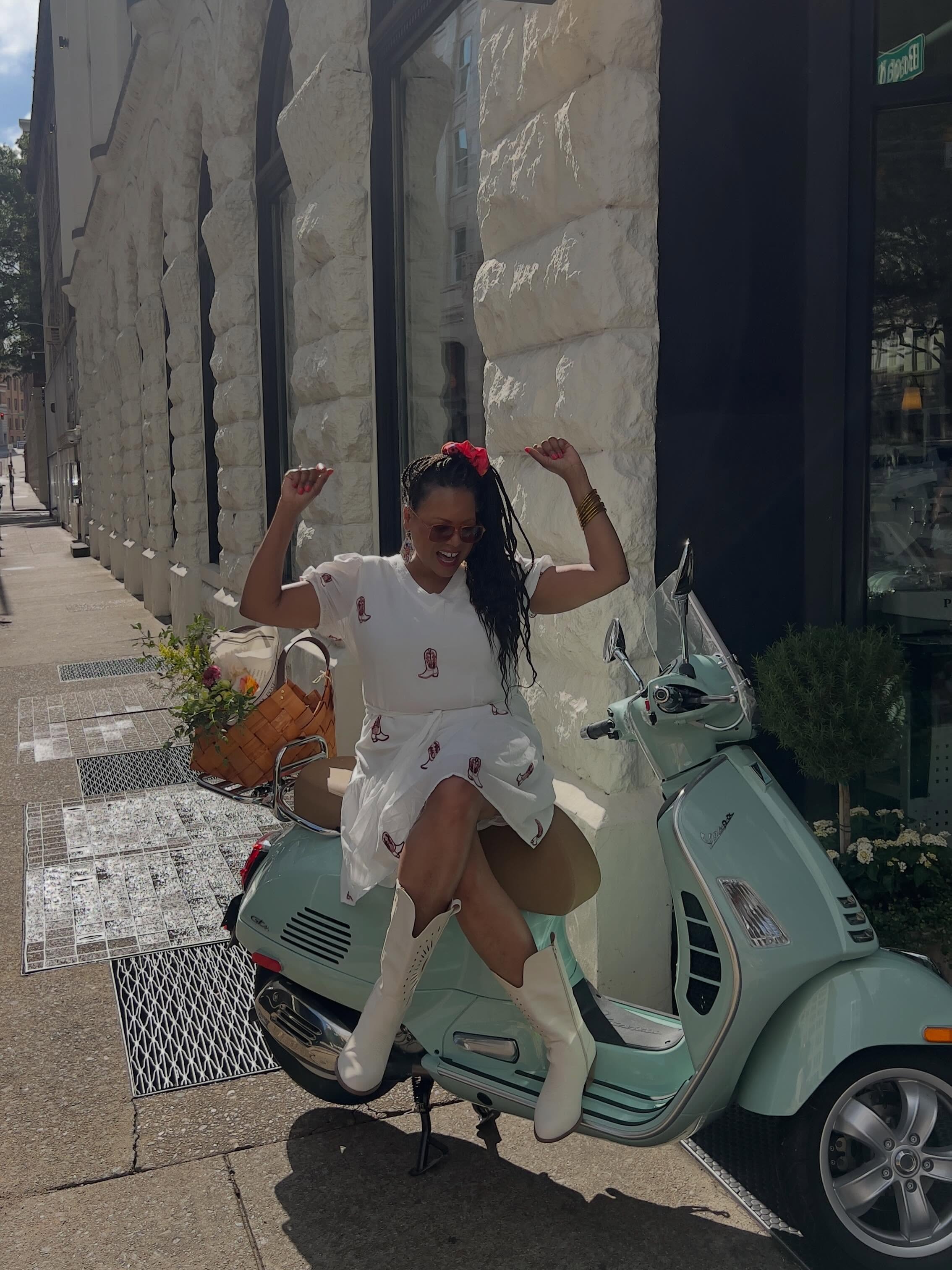 Ciao bella! Hey travel looks good on you! Guess who’s excited for the Bessie awards tonight? Loving Chattanooga! Be sure to stop by @thepetalandpour there is a pop up going on from 12 to 4! Check out @xoloveeros for amazing jewelry and embroidery!
Pro tip: Get the iced pistachio latte!
Down south has the best peeps! @visitchatt @witsummit @efultimatebreak @blackgirlsshoottoo
#visitchattanooga #blacktravellers #downtownchattanooga