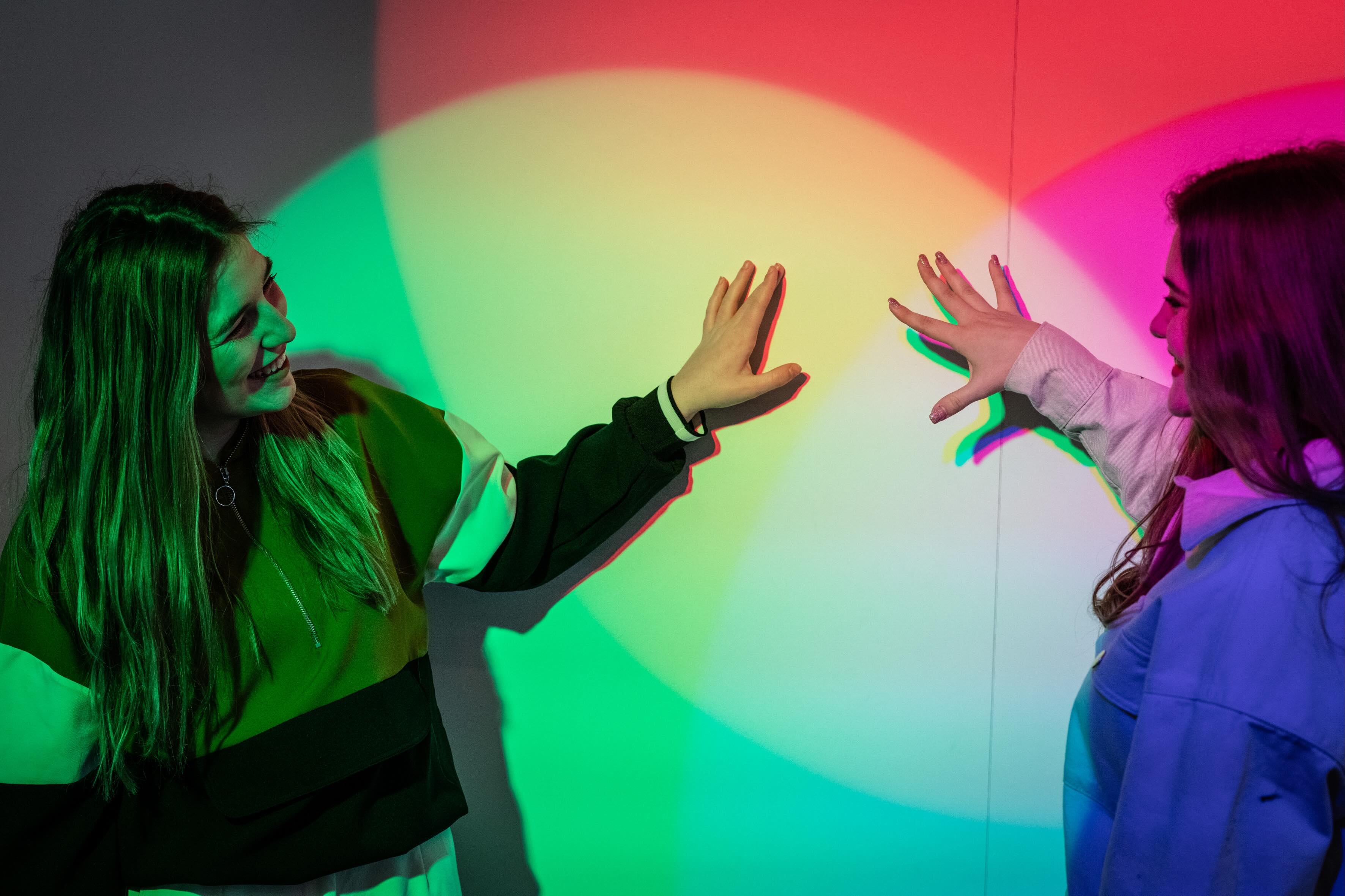FAMILIENKONZERT „HÖREN & STAUNEN“ 🤗
Am 14. Juni ist im explorhino „Hören & Staunen“ angesagt. Lumi und Umbra erleben einen Tag – vom ersten Licht am Morgen bis zum Einschlafen am Abend. Lumi ist das Leuchten auf den Dingen, Umbra der Schatten, den sie werfen. Beide gehören zusammen: Ohne Licht kein Schatten.
👉 Ein Bläserensemble des AALEN Festival Orchesters macht hörbar, wie Licht und Schatten klingen und wie Musik leuchten oder in den Schatten treten kann. Im Programm: Werke von Grieg, Mozart, Humperdinck und Beethoven. Erzähler: Pat Mueller.
☀️ Im Anschluss an das Konzert laden die interaktiven Experimentierstationen im explorhino dazu ein, das Gehörte zu vertiefen.
Das Familienkonzert findet im Rahmen des Konzertwochenendes „Licht und Schatten“ vom 12. – 14. Juni des AALEN Festival Orchesters e.V. statt.
🫶 In Kooperation mit der Theaterschule - Gmünder VHS, „schattenreich“ Schattentheatermuseum Schwäbisch Gmünd und explorhino.
👉 Infos zum Gesamtprogramm: www.aafo.de
🗓️ Sonntag, 14.6.2026 I 11:00 Uhr
📍explorhino Science Center, Beethovenstraße 12, 73430 Aalen
💰 zum regulären explorhino Eintrittspreis im VVK im explorhino sowie unter info@aafo.de
oder am Veranstaltungstag vor Ort.
Foto: @explorhino
#explorhino #LichtUndSchatten #AAFO #Konzertwochenende #Aalen