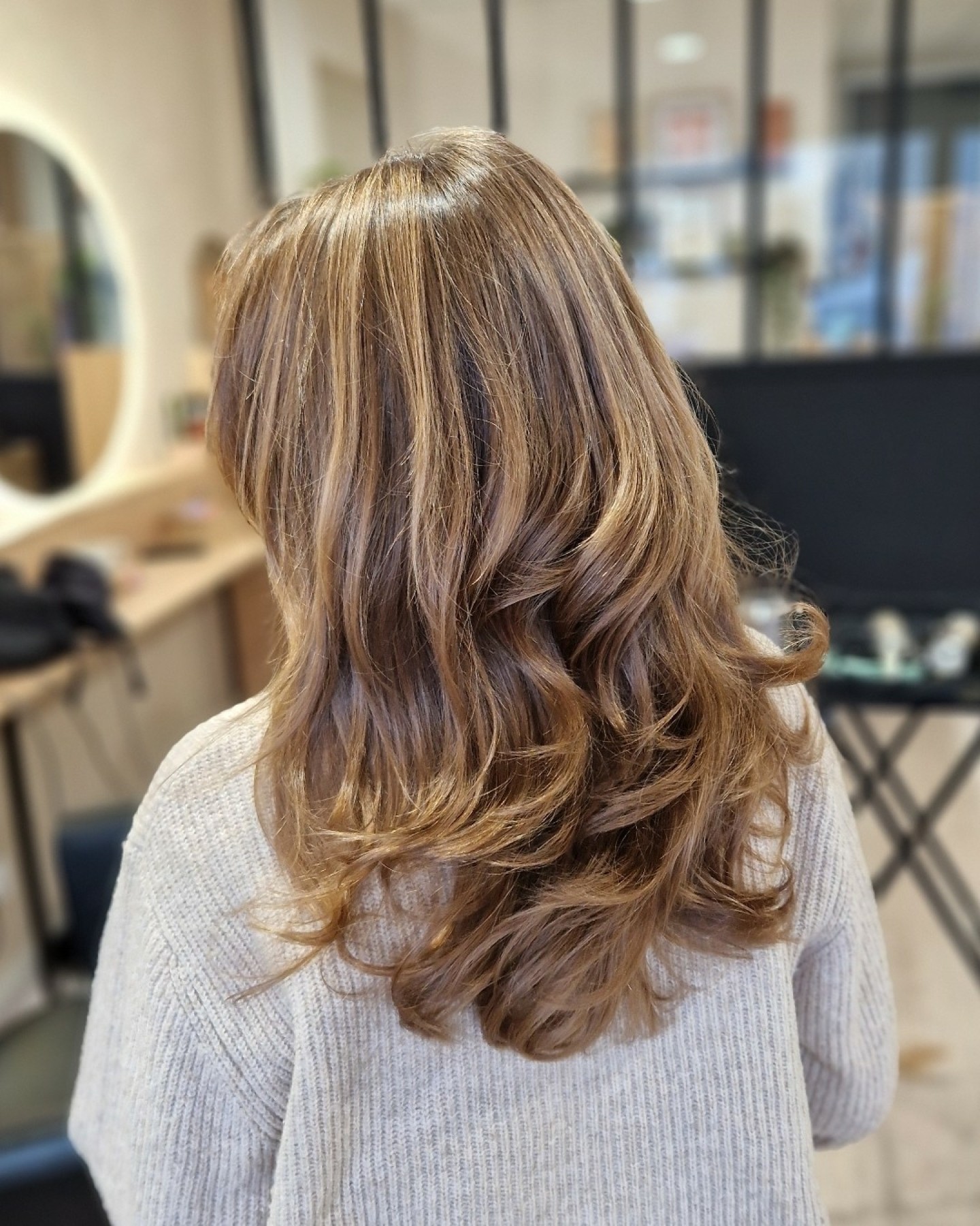 Un joli compromis ✨
On garde un maximum de longueur tout en apportant un dégradé pour du mouvement et du volume 🌿
Une transformation douce mais visible !