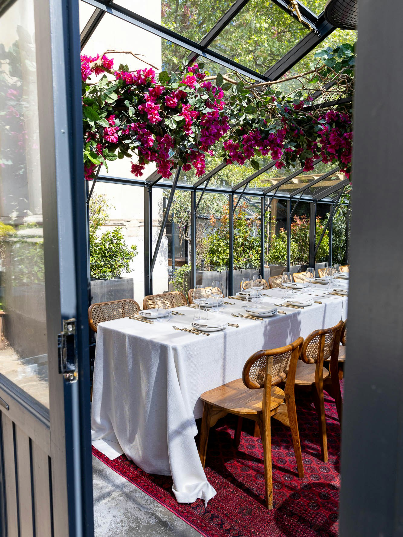 Summer sunshine is bringing the alfresco vibes to the Regency Greenhouse at Marylebone. If you’re after a private dining experience with all the beauty of the outdoors and none of the weather worries, this might just be your perfect spot. 💕