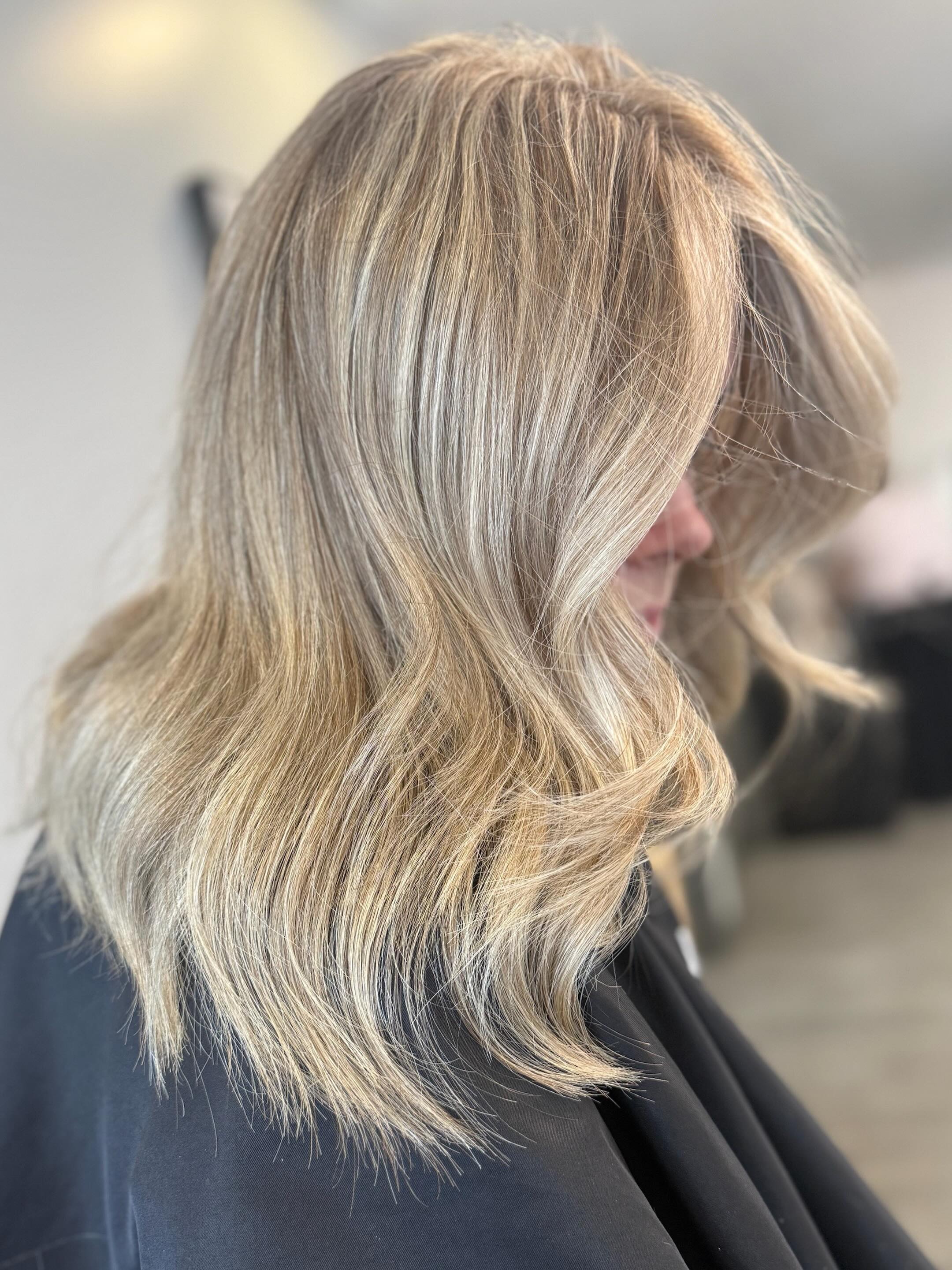 Fresh blonde 😍
Colour by @b_enveous ! Tap that ❤️ if you’re loving this look!