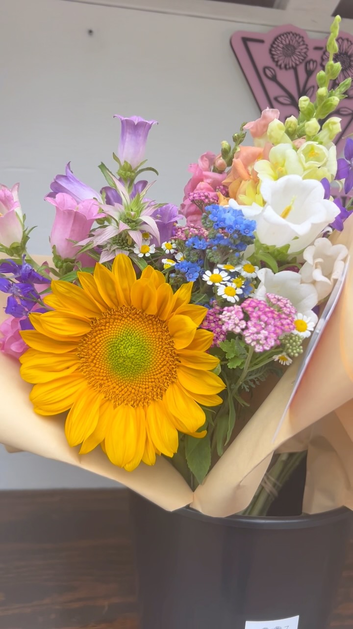 A few sunflower bouquets are out on the flower cart this Sunday 🌻
This weekend, we’re taking things a little slower as we remember and reflect on the brave men and women who made the ultimate sacrifice for our country. Their sacrifice will never be forgotten 🇺🇸
Fresh local blooms are available while they last.
285 Forest Ridge Lane
Foxfire Village #twobudsflowerfarm #honorthosewhoserved🇺🇸 #localflowerfarmer #veteranfarmers