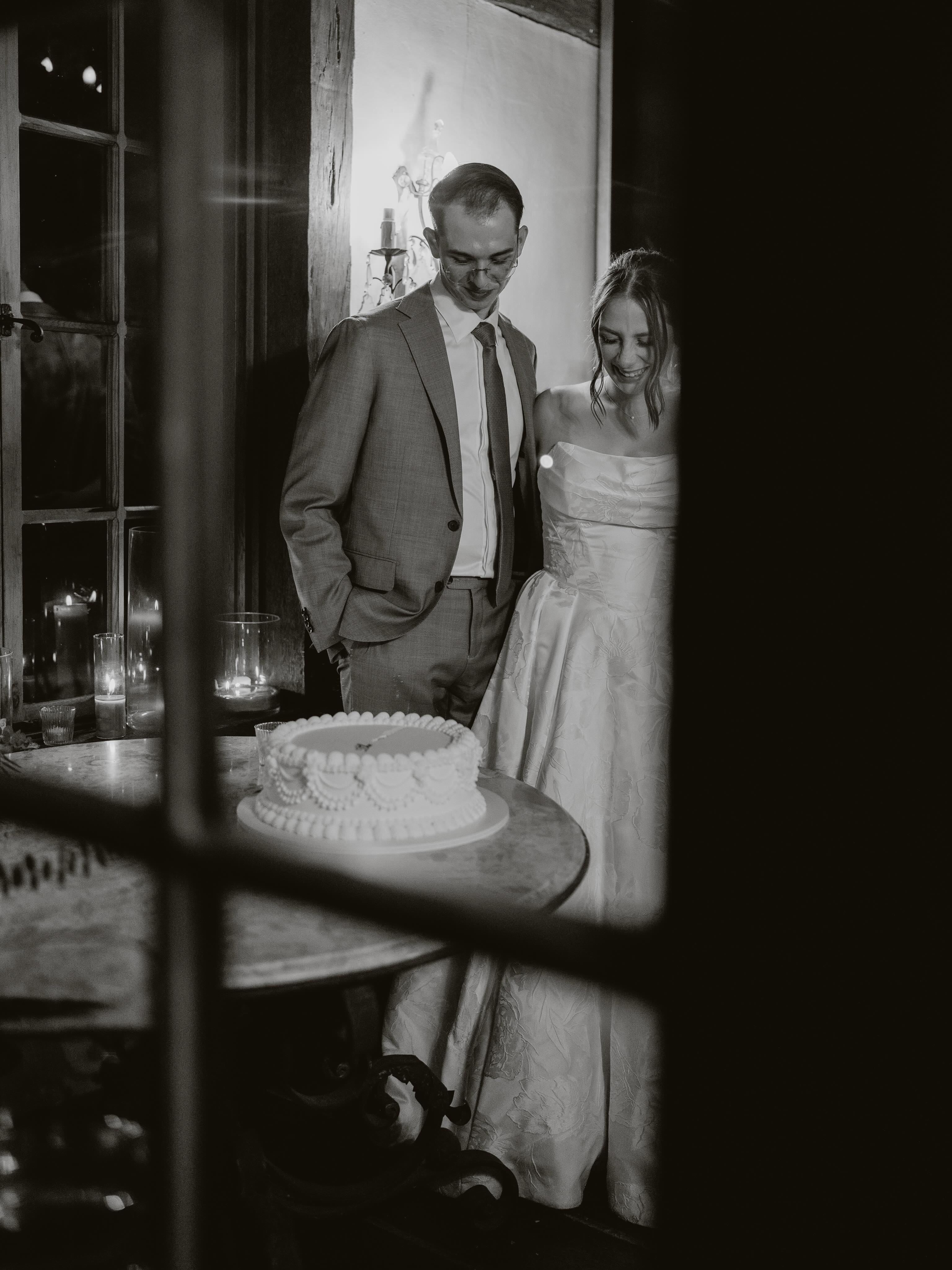 Same moment. Two perspectives. This is the magic of having a second shooter ✨
Beautiful images from outside the window taken from my talented second shooter @willowandrosephotography @willowandroseweddings
