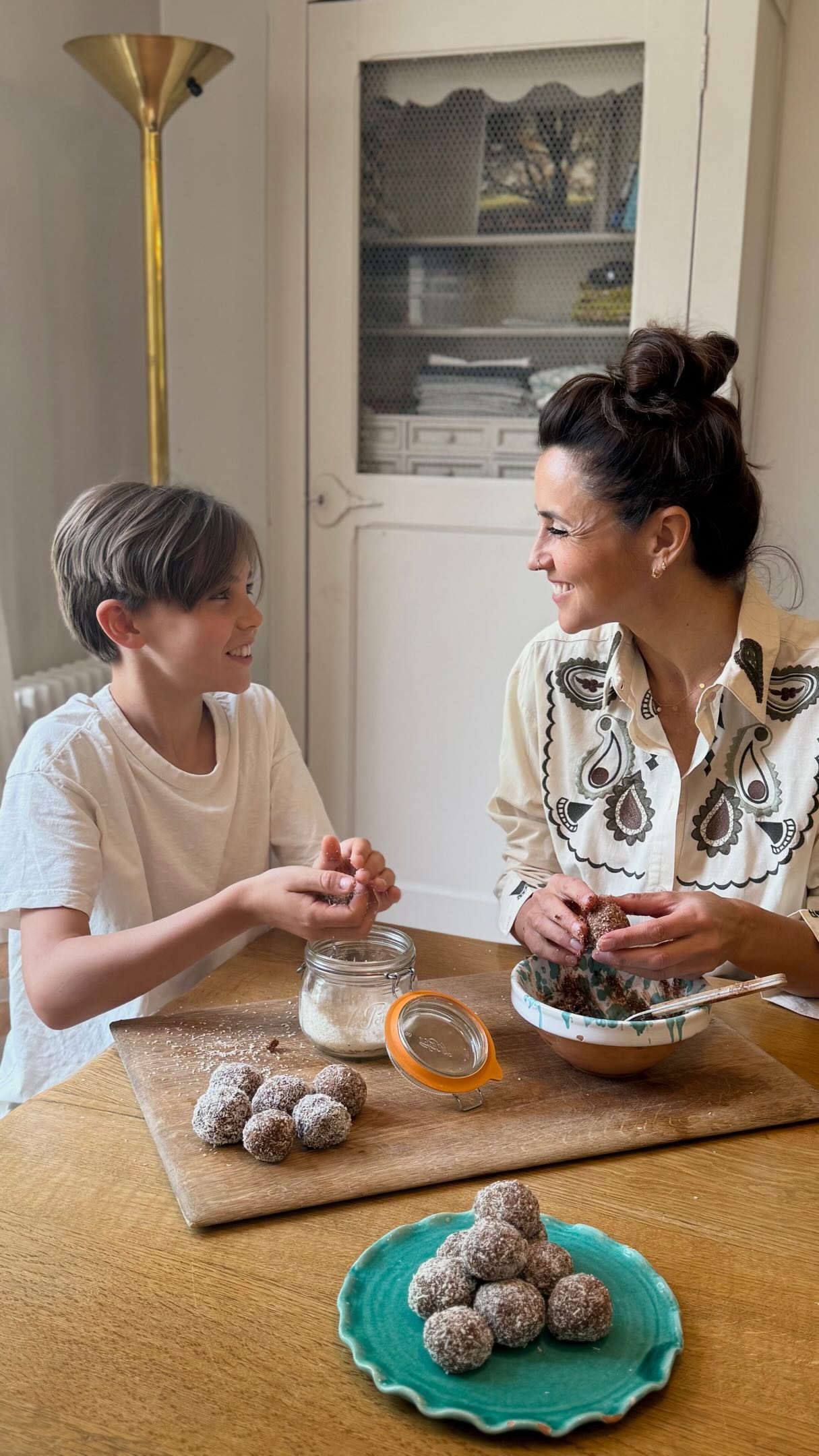 ENERGY BALLS CACAO & PROTÉINES 🍫
Une recette à retrouver également chez Judy !
≈ 10–12 g de protéines par boule
Ingrédients :
• 1/3 tasse de beurre d’amande
• 1/3 tasse de protéines en poudre non sucrées ou collagène
• 1/4 tasse de flocons d’avoine sans gluten
• 1 c. à soupe de graines de chia
• 1 c. à soupe de cacao pur non sucré (ici avec des épices chaï et du Lion’s Mane @cosmicdealer)
• 1 à 2 c. à soupe de lait végétal non sucré
• 4 dattes Medjool
• 1/3 tasse de noix de coco râpée
(Optionnel : quelques gouttes de stévia ou érythritol, ou des gouttes de champignons médicinaux)
Préparation :
* Mélanger tous les ingrédients dans un blender
* Ajuster la texture avec un peu de liquide si besoin
* Former des boules et réfrigérer 20–30 min