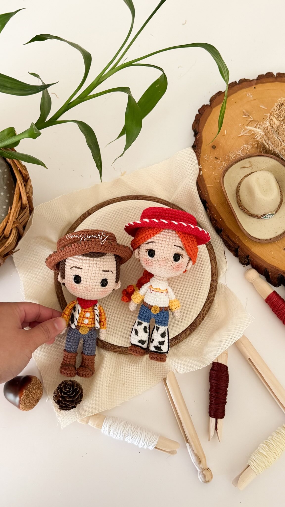 Jessie 🤠
uno de los personajes más icónicos de Toy Story. Detrás de su energía hay una historia que marcó a muchos ✨ Si quieres ver todo el proceso, el tutorial completo está en YT 🤍
#toystory #jessie #amigurumi #crochet #pattern