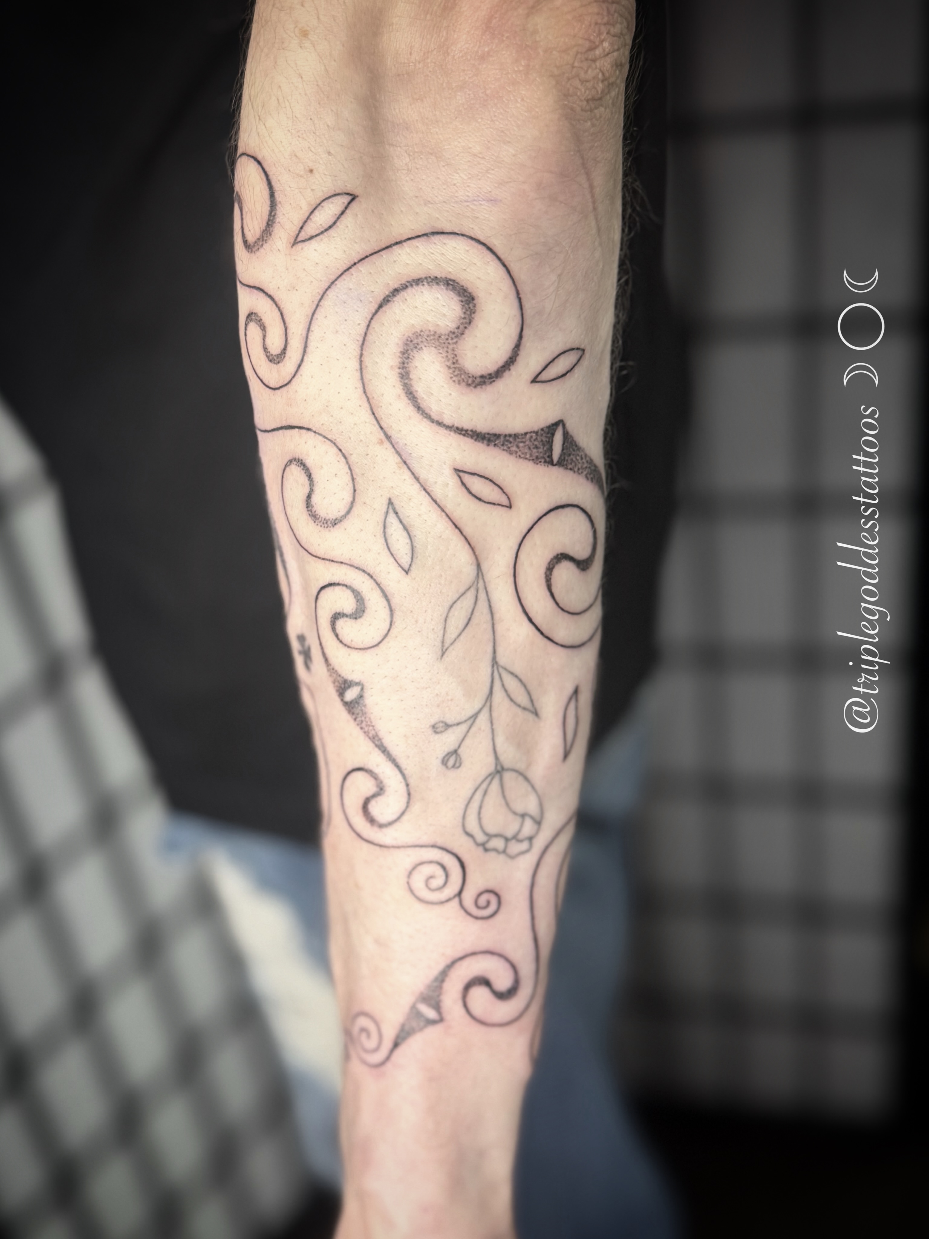 I love creating delicate la Tène work. This one was inspired by my client’s Irish ancestry. (I added the spirals to an existing flower my client had, that I did not tattoo)
-
I recently spent time in the Irish countryside gathering inspiration in the incredible stone carvings, from the Neolithic to the medieval.
-
Email me to book: triplegoddesstattoos@gmail.com
-
#triplegoddesstattoos #celtictattoo #irishtattoo #latene
