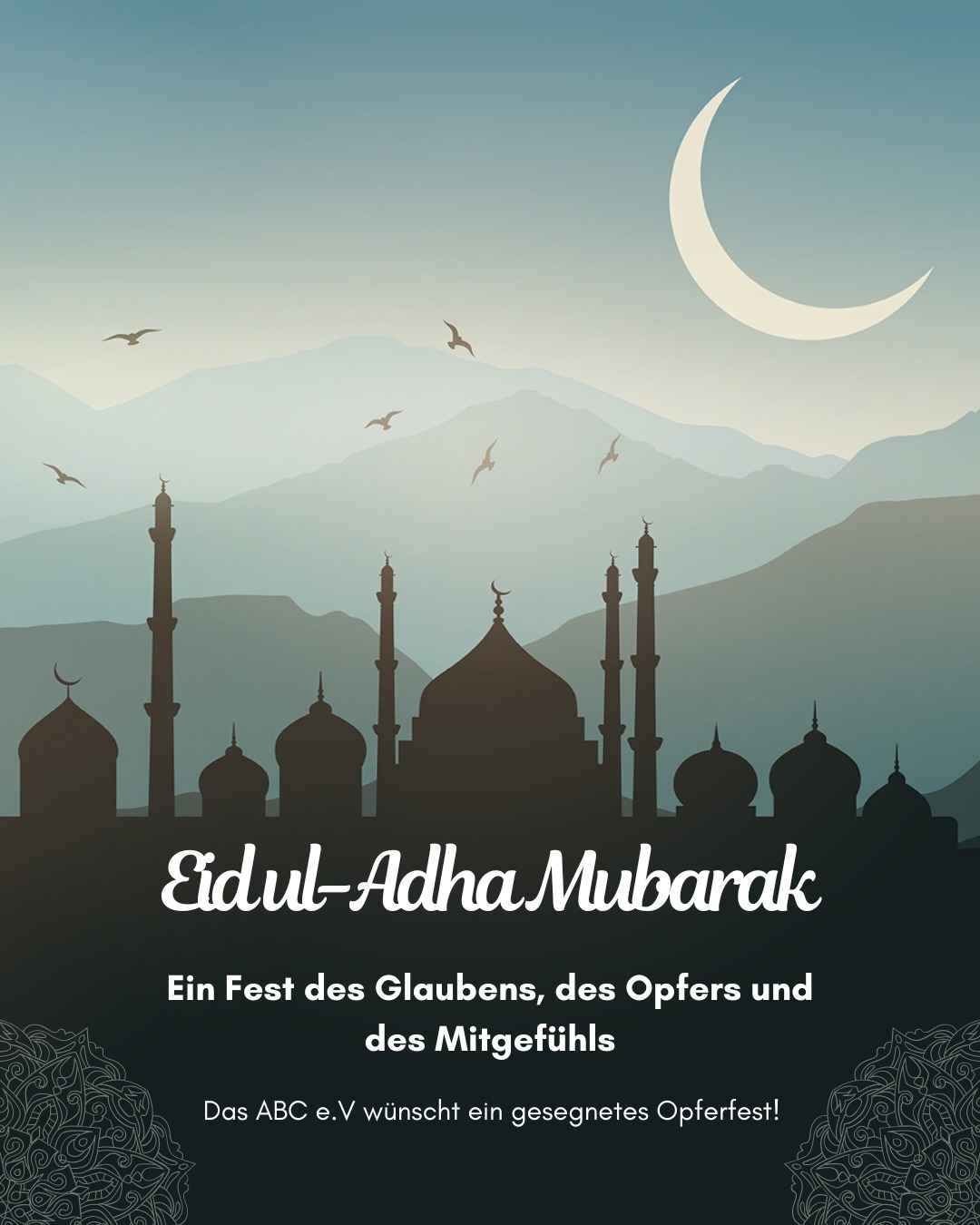 🌙 Eid Mubarak! 🕌✨
Heute feiern Millionen Musliminnen und Muslime weltweit das islamische Opferfest – auch Eid al-Adha genannt. Das Fest erinnert an die Geschichte des Propheten Ibrahim, der bereit war, Gott sein Wertvollstes zu opfern. Es steht bis heute für Vertrauen, Dankbarkeit, Nächstenliebe und das Teilen mit anderen.
Zum Opferfest kommen Familien zusammen, man betet gemeinsam, besucht Verwandte und unterstützt Menschen, die Hilfe brauchen. ❤️
Wir wünschen allen, die feiern, ein gesegnetes und friedliches Fest! 🌙
#eiduladhamubarak #glaube #abcmainz #Fest