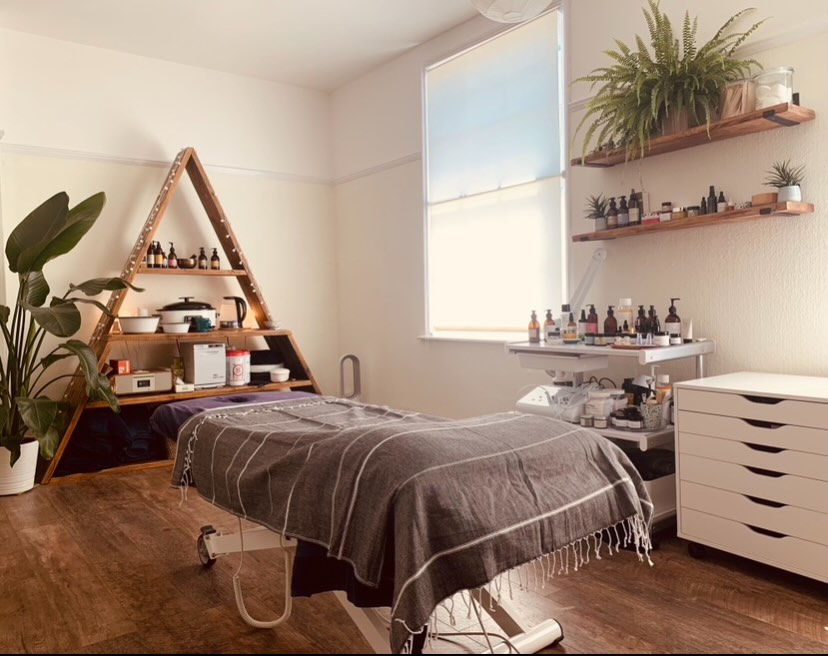 Summer mode in the treatment room = hot bed off, hammam towels, cool fans on.
#treatmentroom #therapyroom #massage #summermode
#thingstodoineastdevon
