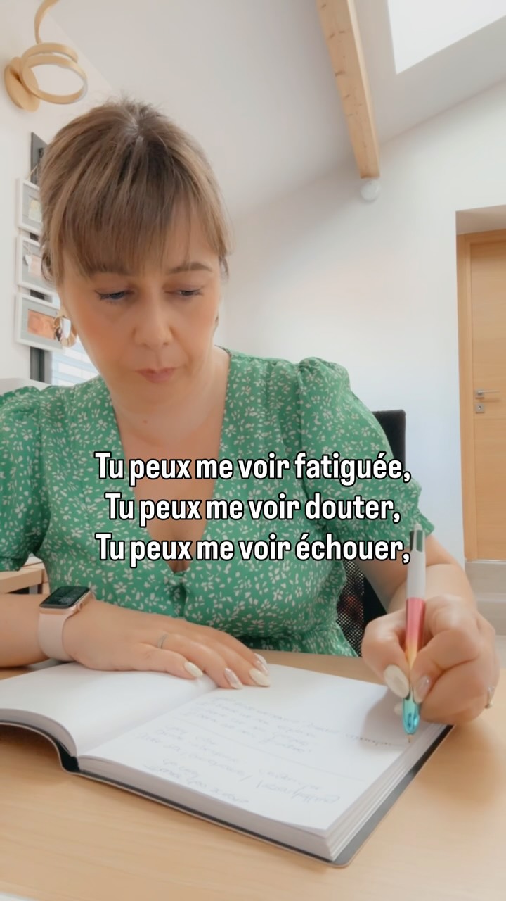 Tu peux me voir fatiguée.
Tu peux me voir douter.
Tu peux me voir échouer…
Mais tu ne me verras jamais abandonner. 🤍
Parfois, quand toute la maison dort enfin, je reste seule avec mes idées, mon carnet… et mes doutes.
Je me demande si je vais y arriver.
Si tous ces mois de travail finiront un jour par payer.
Parce qu’on voit souvent les vues.
Les chiffres.
Les vidéos qui fonctionnent.
Mais derrière Child & Home, il y a surtout une maman qui essaie de construire quelque chose de vrai.
Aujourd’hui, j’aide les parents à recréer du lien avec leurs enfants loin des écrans grâce à la méthode zéro écran, aux activités DIY et aux moments simples à vivre en famille 🤍
Et malgré la peur…
Je crois profondément que je suis exactement là où je dois être.
Dis-moi en commentaire :
Quel est ce rêve que toi aussi tu refuses d’abandonner ? 🥹👇🏼
#mamanentrepreneure #mompreneur #activiteenfant #parentalitepositive #methodezeroecran