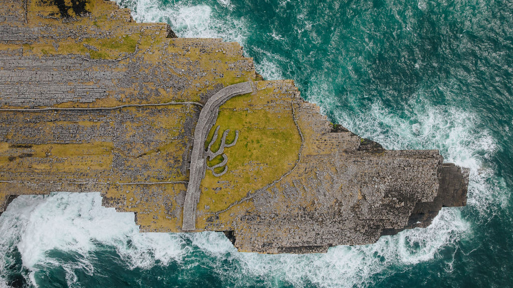 A different kind of edge.
This is Dún Duchathair, set low against the Atlantic with stone walls that have been holding their ground here for thousands of years. Quieter than most spots on the island, and all the better for it.
It’s the sort of place you come across when you’ve given yourself the time to wander.
📸 Photo by Diarmuid O’Donovan
Stay with us at the Aran Islands Hotel, take the long way round the island, and come back to good food, a drink, and a warm welcome after.