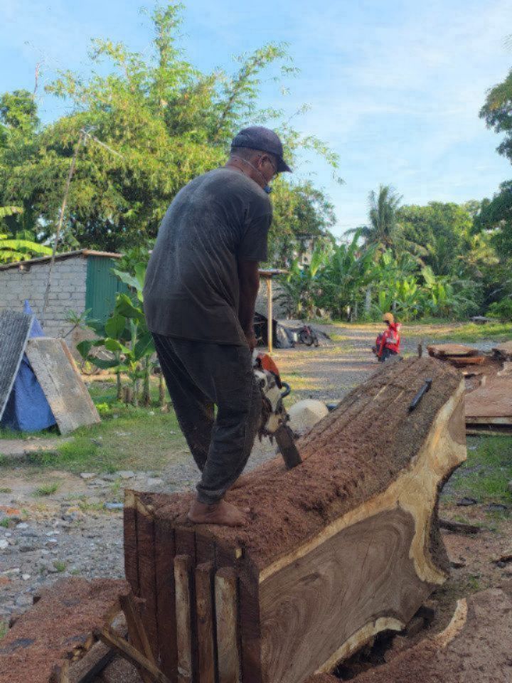 We believe furniture should tell a story. Ours begins in Indonesia. There is no assembly line here. Just skilled artisans, natural timber, and a commitment to preserving the character of every slab.
#diningtable #table #furnituredesign #balifurniture #furnituremanufacture