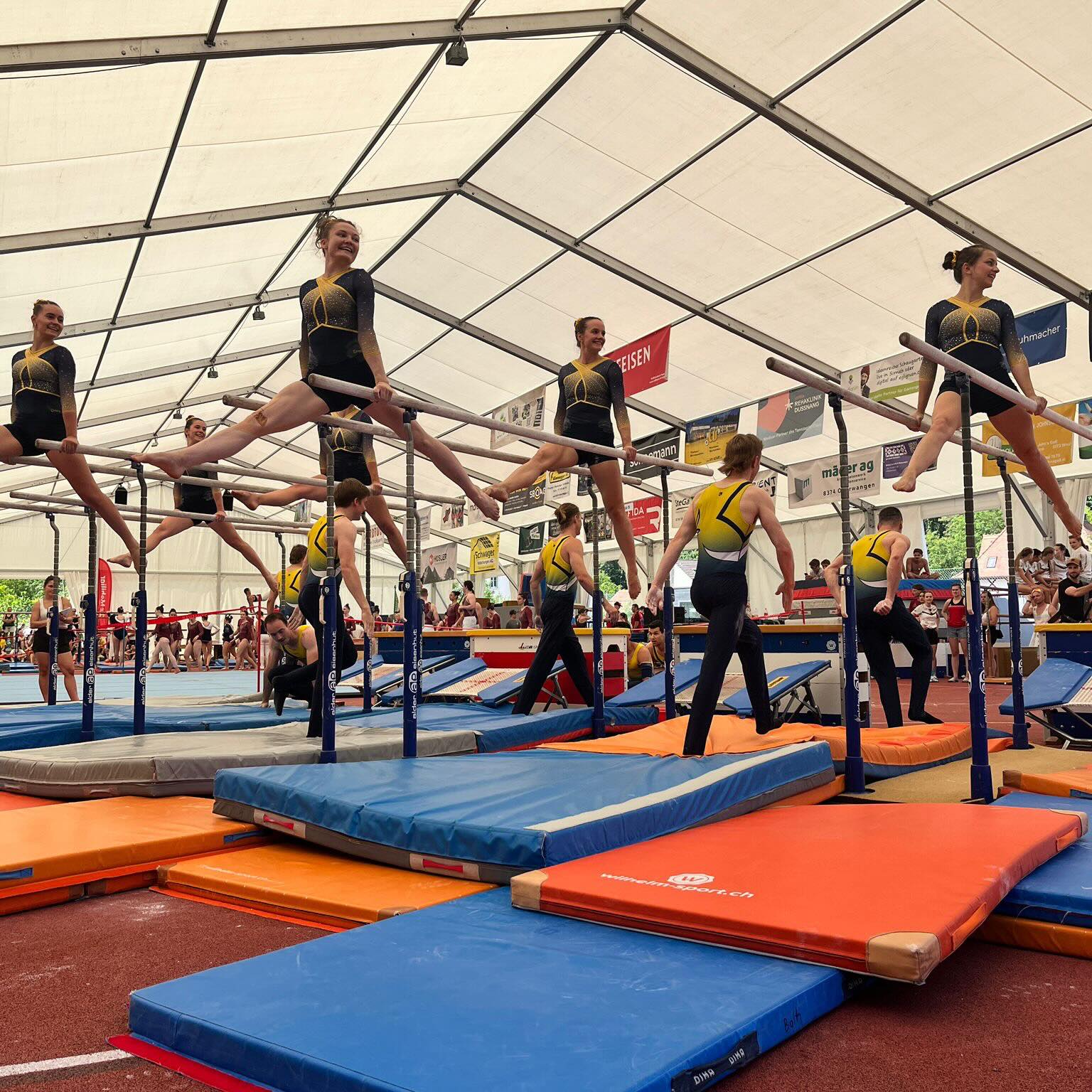 Einmal mehr durften wir am vergangenen Samstag mit dem @tannzapfe_cup in die Saison 2026 starten. Das Team Aerobic zeigte eine gute Leistung, welche mit der Note 8.88 und dem 21. Rang goutiert wurde. Am Barren und den Schaukelringe konnten die neu einstudierten Programme nicht wunschgemäss abgeliefert werden. Die Noten 9.17 (BA) und 8.95 (SR) sprechen für sich. Es reichte zum siebten bzw. neunten Rang. Nächster Halt -> @appenzeller_kantonalturnfest. Bevor die Tür für immer schliesst, durften wir den Sonntag noch ein letztes Mal in unserem Stammlokal Restaurant Mühle verbringen - vielen Dank Margrith für all die schönen Stunden welche wir bei dir verbringen durften, sie werden uns für immer in bester Erinnerung bleiben.
.
.
.
#tvschattdorf #mehralsturnen #turnenverbindet