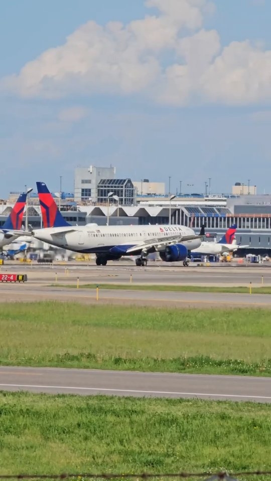 What's better than plane spotting? Plane spotting when you know the pilot! We were out at MSP to see @777falcon bring the A220-300 in for a landing from Houston. She greased it and even made the C-Bus sing during reverse thrust! 🫠
.
🏷 #deltaairlines #airbusa220 #cseries #landing #mspairport