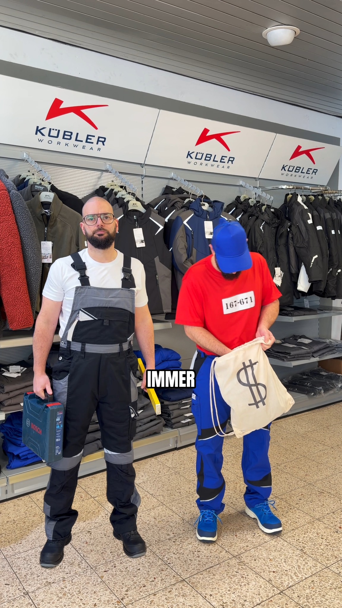 So wichtig wie ordentliche Shirts und Polos sind natürlich Arbeitshosen.
Eine unserer Hauptmarken ist hier KÜBLER. seit mittlerweile 18 Jahren einer unserer längsten Partner.
Warum ist das so? KÜBLER ist Preis Leistung im mittlerein Preissegment immer vorne dabei. Die Passformen sind durchweg gut und es ist bekleidung ohne unnötigen Fätzkram.
Also kommt vorbei, lasst euch beraten und bleibt bei mir