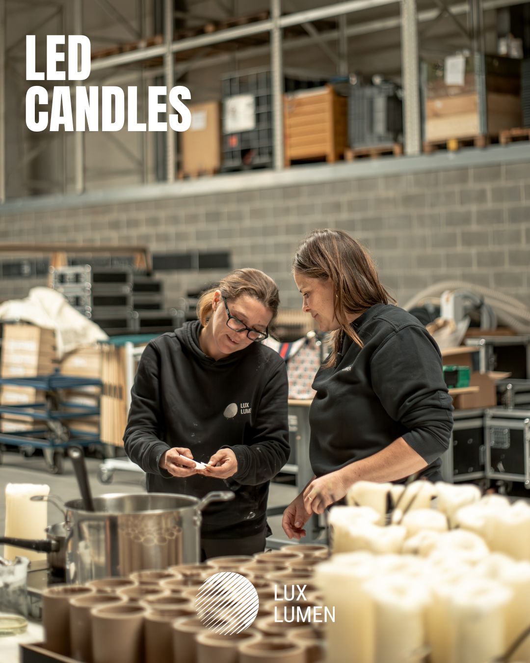 Take a look behind the scenes at our second warehouse and atelier, guided by Ellen.
In this video, she gives a small tour through the space and shows part of the process behind one of our current custom projects. At the moment, we’re handcrafting a batch of candles, fully tailored to fit the atmosphere and needs of the project they were designed for. From assembly to finishing touches, every piece is carefully made by hand in our atelier. Keeping part of the production in house allows us to stay flexible, pay attention to detail, and create solutions that are truly made for the project they belong to.