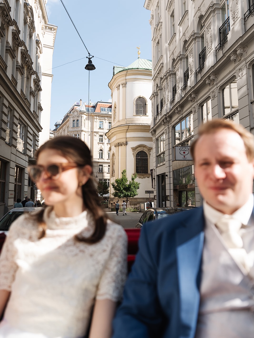 A romantic horse-drawn carriage ride through Vienna a true fairytale moment!
Credit @clarabuchberger
#fiakerwien #hochzeitwien #weddingplannerwien #viennawedding #heirateninwien