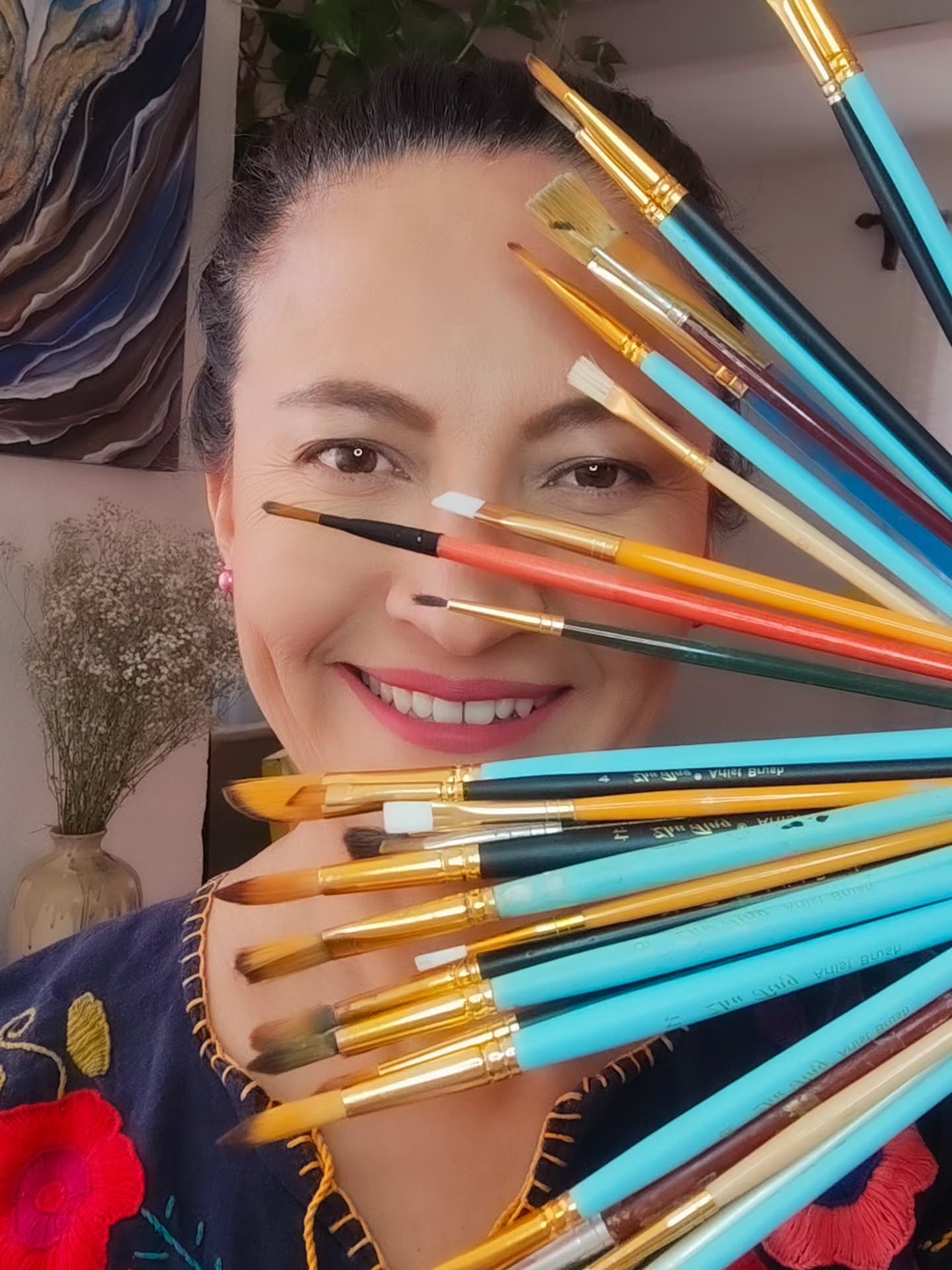 ✨Durante 8 años pinté sobre piel.
Fue un capítulo hermoso, intenso y lleno de aprendizajes.
Pero mis pinceles me llamaron de vuelta al lienzo.🖌️🪷
❤️🔥Soy María Brunereau. Artista. Pintora. Más de 30 años creando desde el alma.
Color, movimiento, emoción, raíces. Eso soy.
Estoy de vuelta. Y lo que viene… lo sentirán. 🎨✨
#MariaBrunereau #DeVuelta #Pintura #ArteAbstracto #ArteMexicano ArtistaPintora