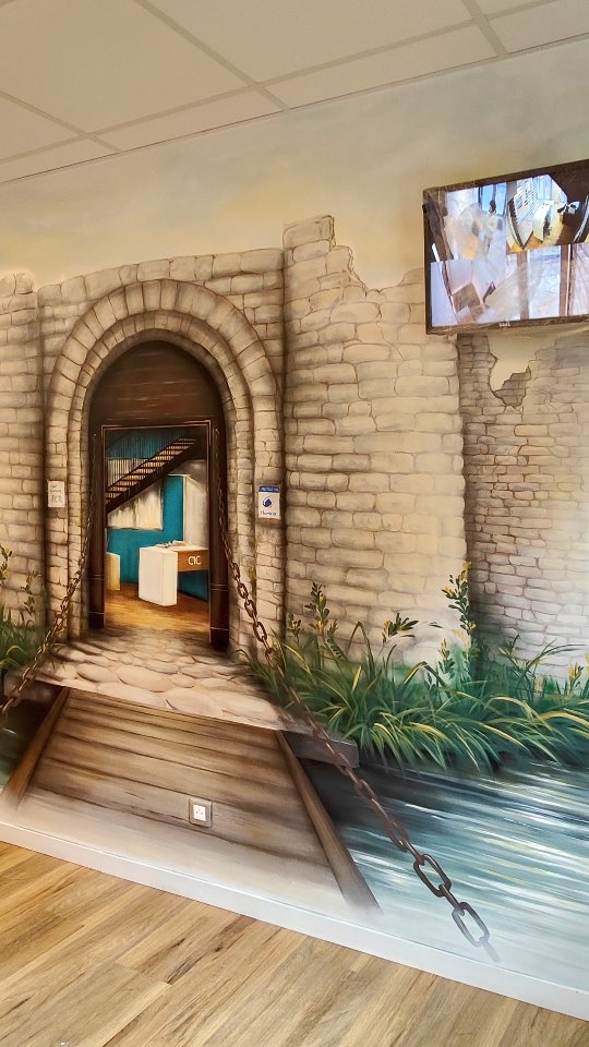 Quand l’histoire d’une ville rencontre l’art mural… ✨🏰
J’ai eu le plaisir de réaliser cette fresque pour la nouvelle agence du CIC de Brie-Comte-Robert, récemment rénovée.
Le directeur et son équipe souhaitaient mettre en lumière l’âme médiévale de la ville à travers son célèbre château… une belle façon de créer du lien entre patrimoine et modernité.
Au cœur de la fresque, un détail symbolique : l’agence rénovée du CIC intégrée à l’intérieur même du château, comme un pont entre l’histoire de la ville et son évolution d’aujourd’hui.
Merci au CIC pour leur confiance sur ce beau projet artistique 🙏
Créer des univers uniques, raconter une histoire sur un mur, transformer un lieu en émotion… c’est exactement ce qui m’anime.
Et vous, vous imagineriez quelle fresque chez vous ou dans votre entreprise ? 🎨
✨ N’hésitez pas à suivre mon univers pour découvrir mes prochaines créations et projets sur-mesure.
@cic
#decorationentreprise
#fresquemurale
#decorsurmesure
#identitevisuelle
#peintalamain