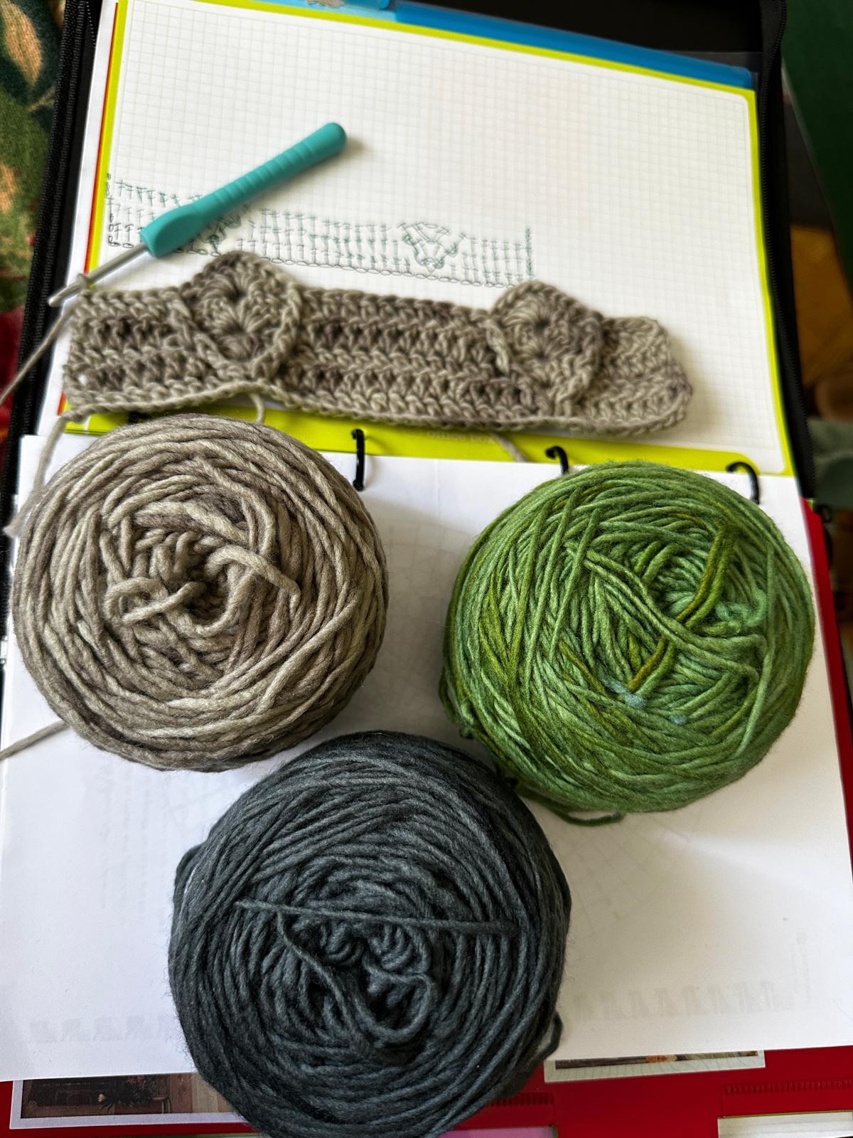 Getting into a new adventure, reprograming my brain through crochet🙌🏻🧶💚🩶🖤🤍
@hilaturaslm
#crochet #crochetersofinstagram #croché #crochet_pattern #crochet_relax