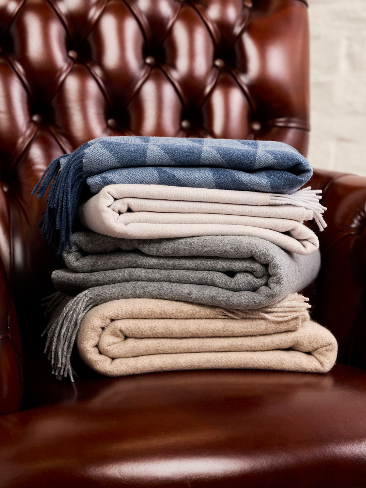 Latest new collection I photographed in the studio for @peterreed1861 new cashmere blanket collection, we used a couple of the different content lifestyle sets on offer in my studio to capture a living room vibe to display the blanket designs. This is one style on a fab Chesterfield armchair from @fleminghowland .
Stay tuned to see more from this shoot day.
#peterreed #cashmere #cashmereblanket #productphotography #lancashirephotographer