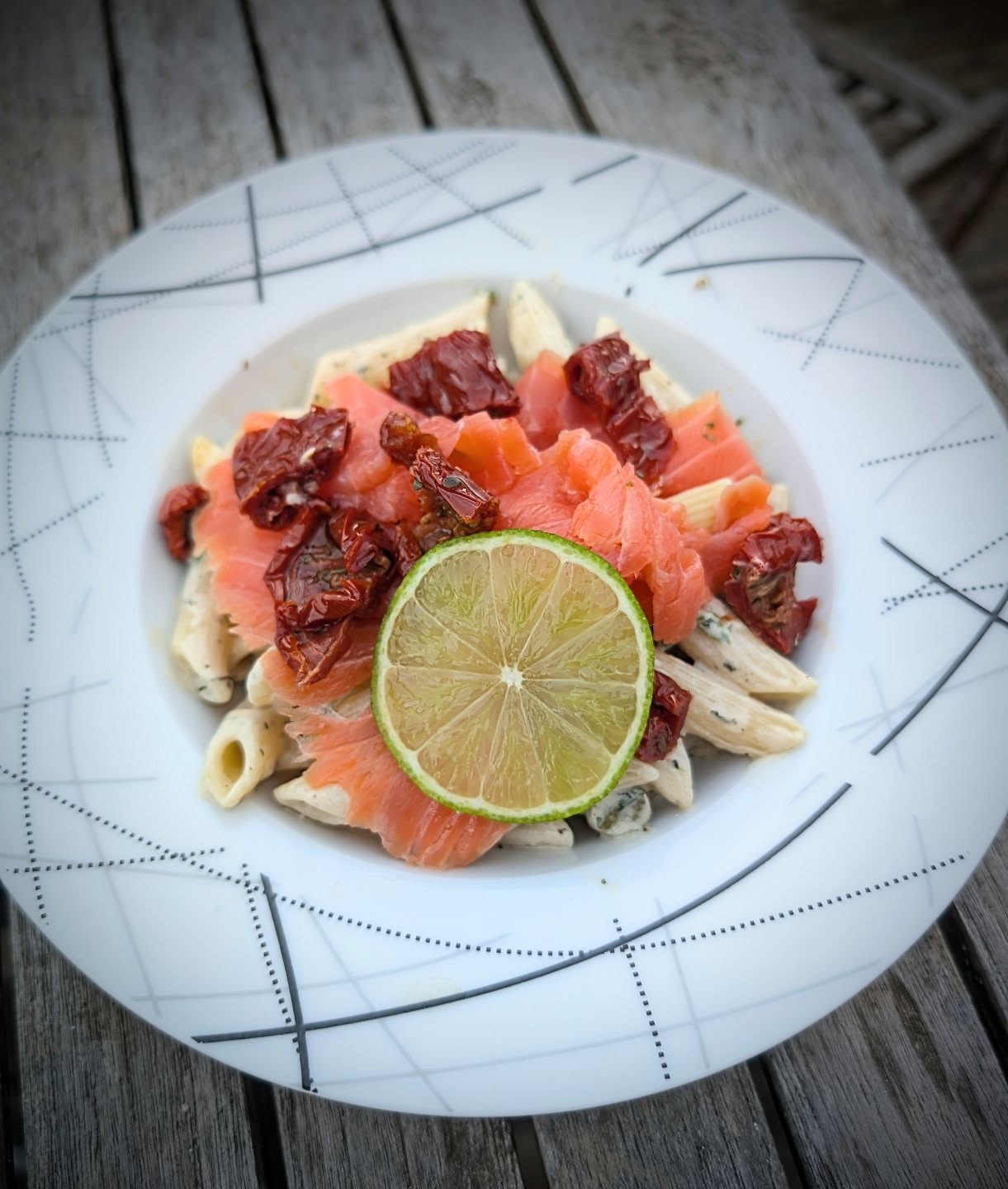 Une assiette Fraîcheur pour aujourd'hui ☀️
Salade de pâtes et concombre ~ sauce ciboulette basilic yaourt
Truite fumée
Tomates séchées
Citron vert
#repascanicule #repasfroid #salade #dieteticiennelyon #mangersain