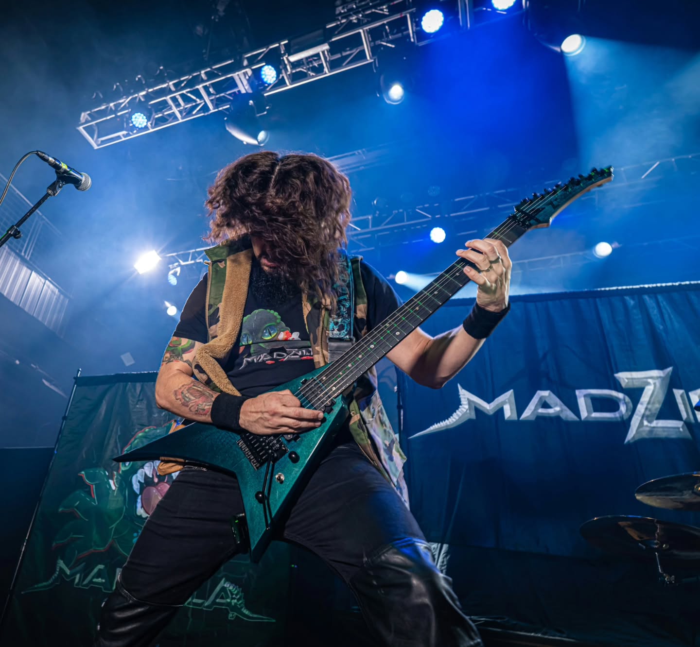 "Close your eyes, feel the sunlight carving down your live!
Beauty blinds, deadly twilight, fading second chance!"
'Ashes of Light'
📸: @halfstop
•
•
•
#heavymetalmusic #heavymetaldetox #metalmusic #metalhead #lasvegas