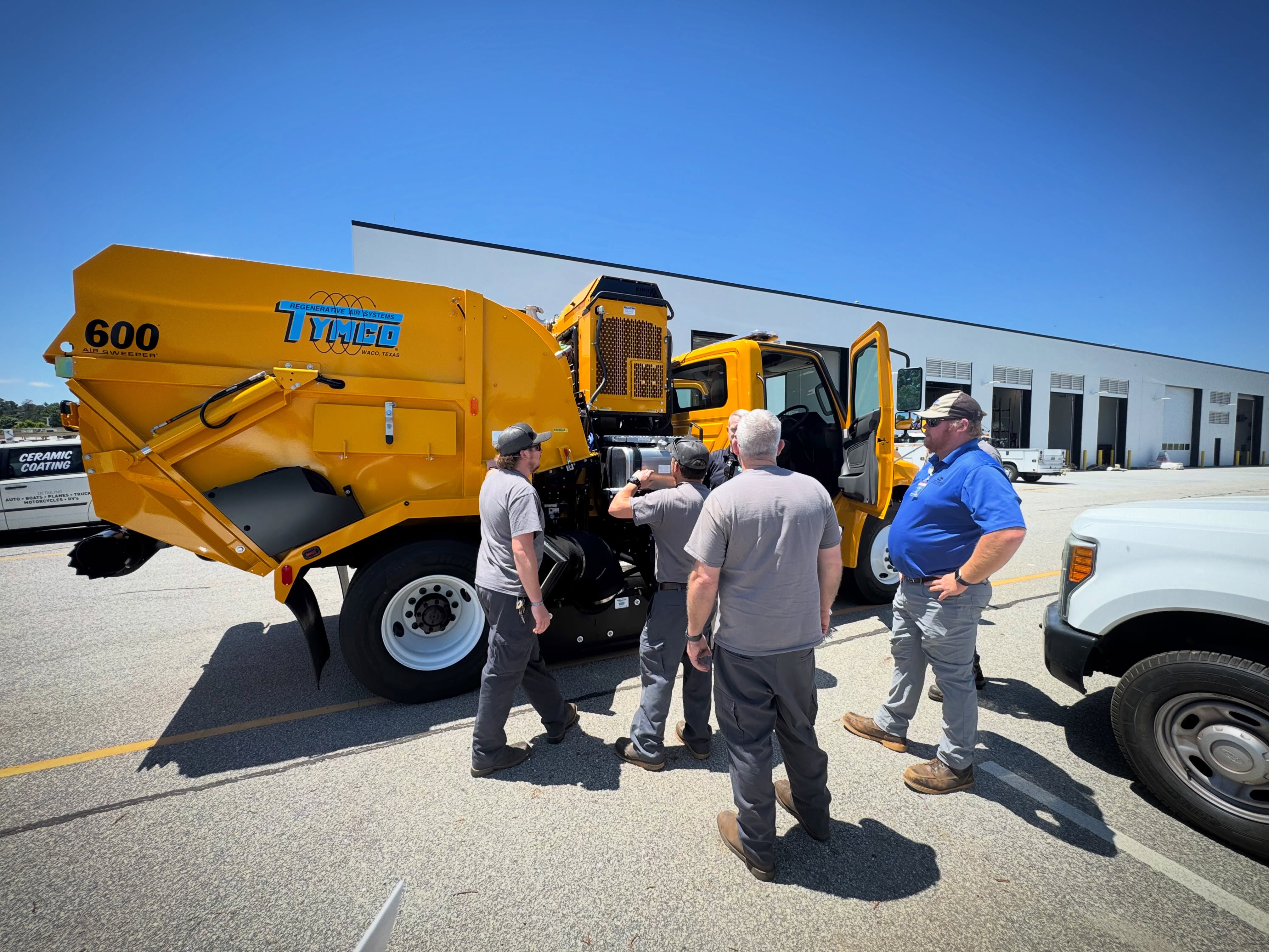 New Delivery Day for GSP! Greenville-Spartanburg Airport just took delivery of a beautiful, fully loaded Tymco 600. Used primarily to keep gates, taxi ways and the airport infrastructure clean, this sweeper is more than capable. Why do airports choose Tymco sweepers? Let’s use show you why! Request a demo today. #wearethecarolinas
.
.
.
.
.
.
.
🚛 @tymcosweepers Model 600
📍 @gspairport Greer, SC
📸 @chip_.johnson
#refusetruck #streetsweeper #grappletruck