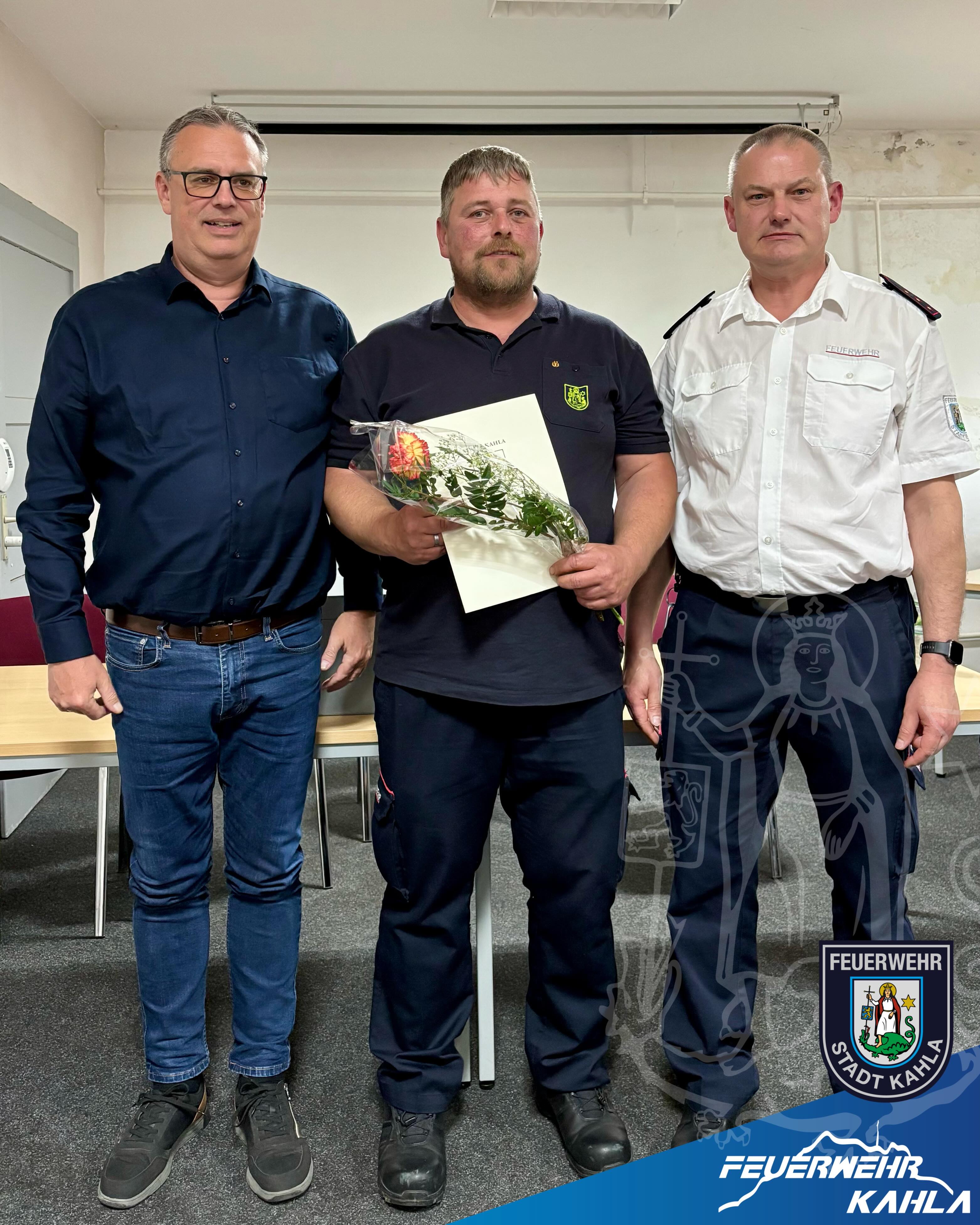 +++ Wahl unseres neuen 2. Stellvertretenden Stadtbrandmeisters +++
•
Am Donnerstag wählten wir unseren neuen 2. Stellvertretenden Stadtbrandmeister M. Tippmann. Gleichzeitig verabschiedeten wir Kameradin R. Henniger in die Alters- und Ehrenabteilung.
•
Wir danken ihr für ihren langjährigen Einsatz und wünschen M. Tippmann viel Erfolg und stets eine gute Zusammenarbeit in seinem neuen Amt.
•
#freiwilligefeuerwehr #feuerwehrkahla #imeinsatzfürkahla