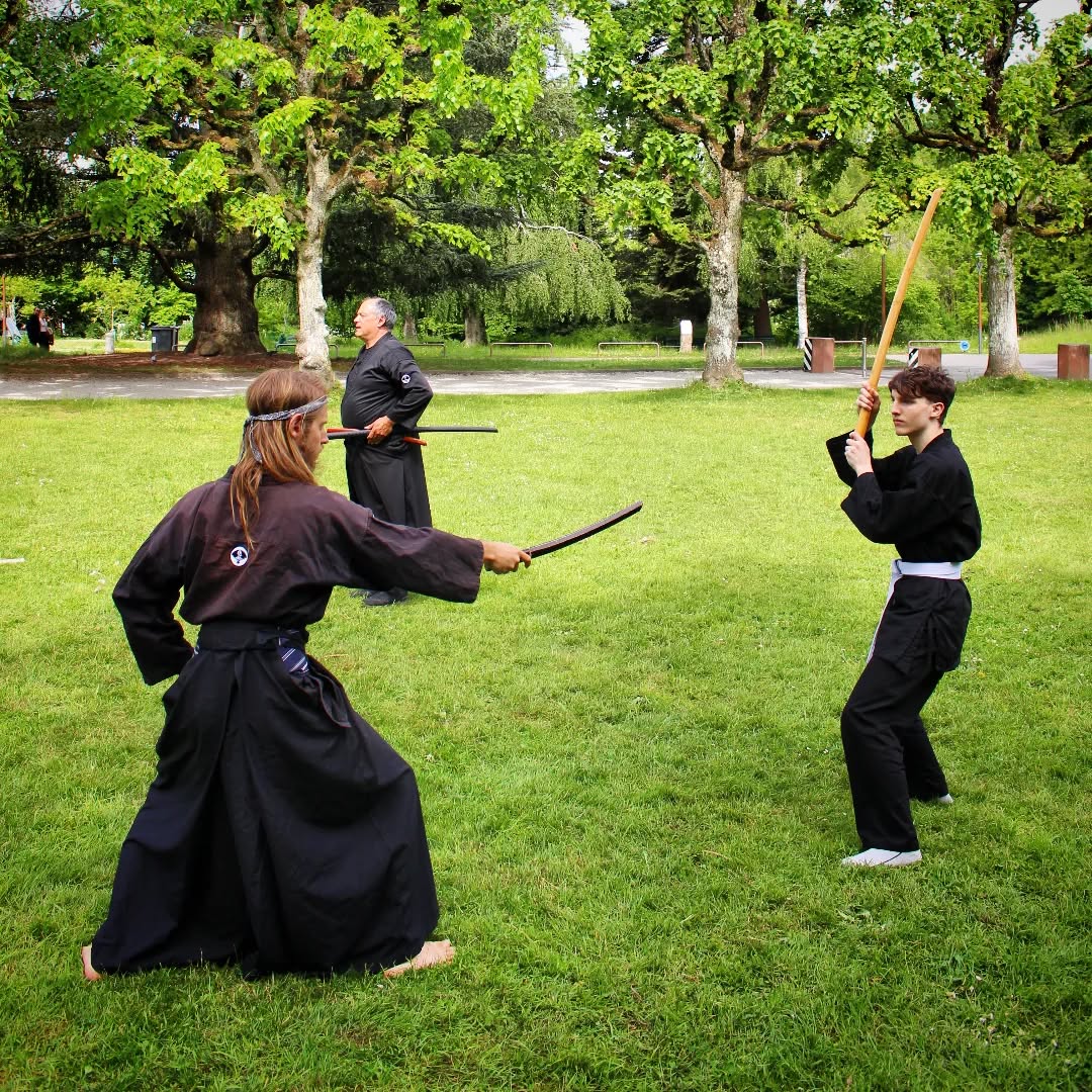 Ceux et celles qui décident de s'initier aux anciens arts des samurai et des onnamusha devrait tout d'abord être prêt.e à accepter.
Accepter que les figures qu'iels ont dans leurs têtes ce ce sont des créations romantiques;
accepter que les arts martiaux pratiqués par les guerrier.e.s du passé ne sont ni figuratifs ni abstrait, mais au contraire extrêmement concrets;
accepter que de façon générale leur imagination sera forcément obligée à une confrontation avec la réalité;
(...).
À partir de l'acceptation on peut commencer
à apprendre,
à s'améliorer,
à progresser,
(...).
Venez découvrir le Kenjutsu et le Battōjutsu au Dōjō Jouen de la Wa Rei Ryū!
#kenjutsu #kodachi #wareiryu #jouen #kenjutsulausanne
Photo by @robb_kinginthenorth