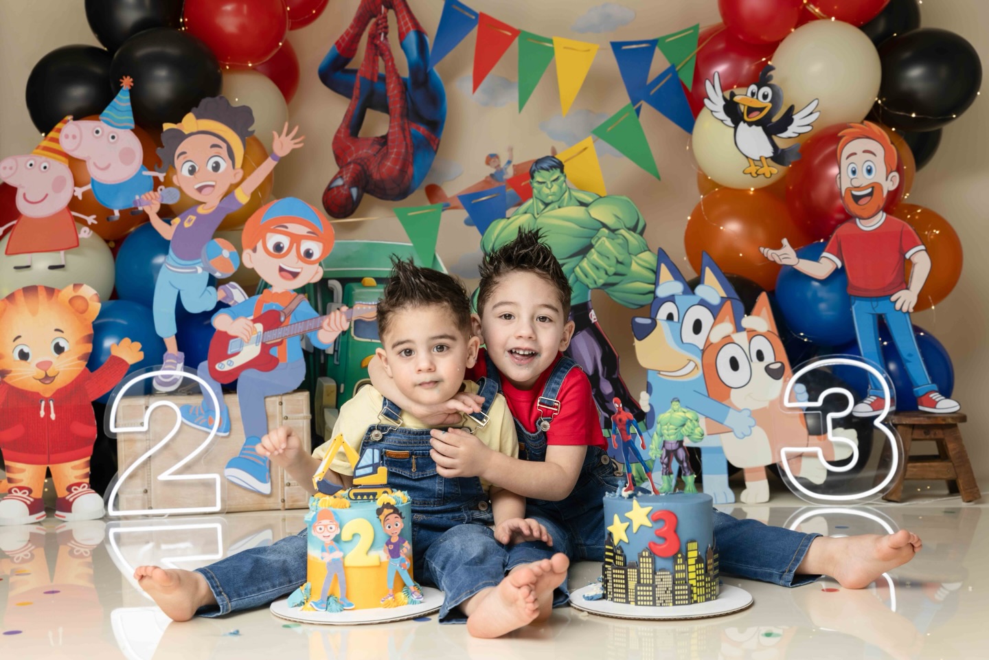 When two brothers have birthdays close together… one theme is simply not enough 😄🥳
So we added every possible favorite:
cartoons and movie characters, superheroes and all the little things they are obsessed with right now!
#calgarycakesmashphotographer #calgarycakesmashphotographer #calgaryfamilyphotographer #yyccakesmashphotographer #calgarybabyphotographer