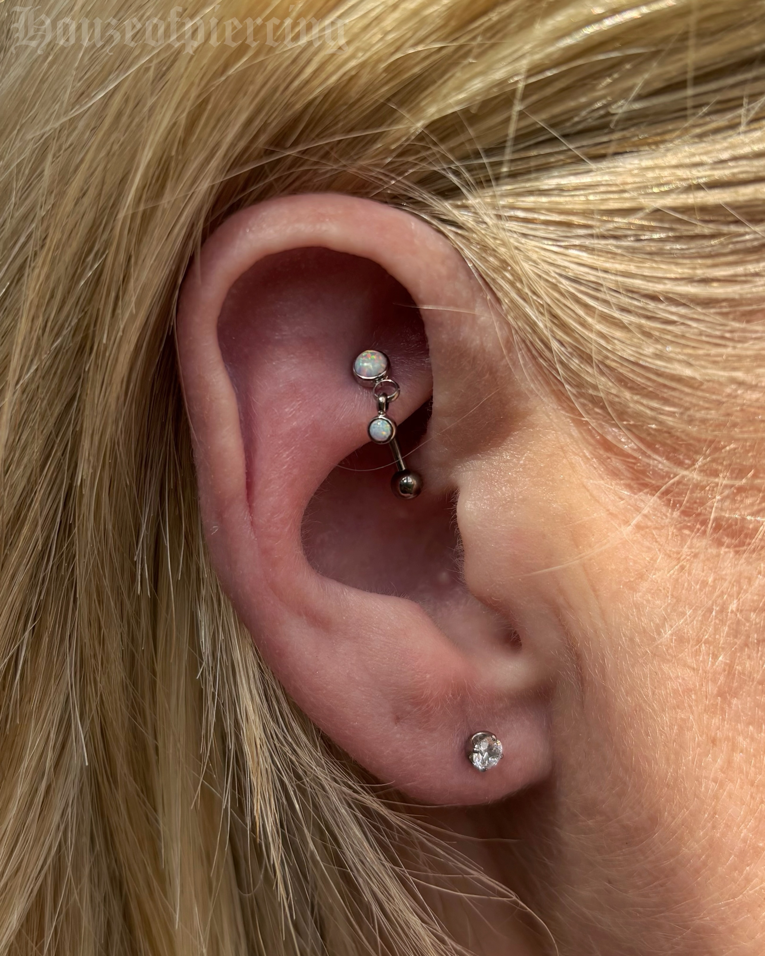 I loooove a good rook! This one is fitted with a white opal dangle from @inariorganics on a @neometaljewelry curve ✨ we also upgraded the first lobe piercings to prong set CZ from @junipurrjewelry
prepped with @purklenz
pierced with @probodyart
jewellery from @inariorganics @inariorganics_uk @neometaljewelry @junipurrjewelry
cooled with @neilmedpiercingaftercare
supplies from @probodyart @aces_supply and @holymountainsupplies
🖤 @venusinfurs.ie 14 Exchequer St, Dublin 2
⛓️ Tuesday to Saturday, booking link in bio
#piercing #piercer #flatpiercing #earpiercing #safepiercing