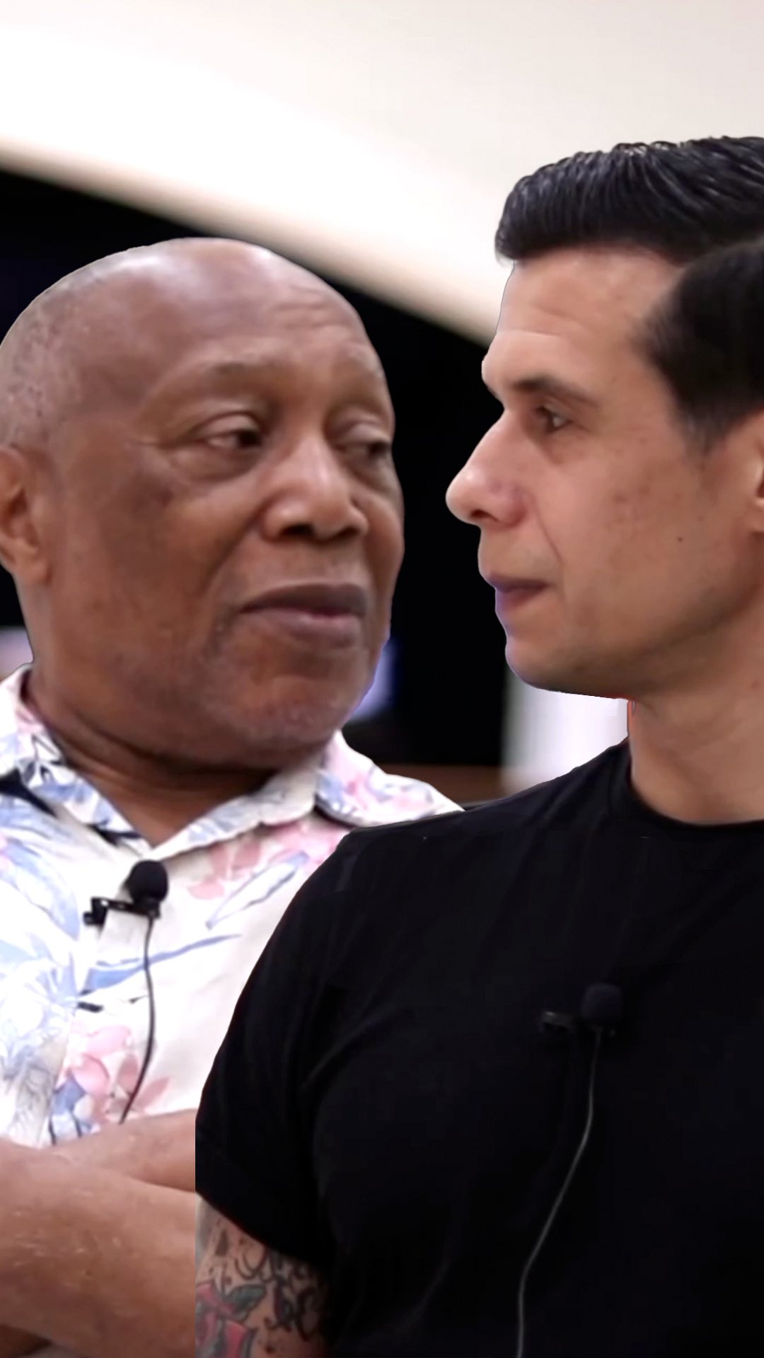 “Improving the truth is not talk, but do”. Hace un tiempo atrás tuve el honor de entrevistar al legendario @officialbillycobham. Un tipo sabio, elegante y con los pies bien puestos sobre la tierra. Estos son mis momentos favoritos de esa conversa.
El hilo conductor de la conversación fue su humildad y la claridad con la que habla sobre su vida y reconoce sus logros. Fue realmente inspirador escuchar directamente a un titán de su talla hablar sobre la importancia de tomarse en serio lo que uno hace, sin permitir que eso interfiera con tu desarrollo como baterista y como persona.
He tenido la suerte de trabajar con muchos de mis héroes a lo largo de mi carrera, pero Billy sobresale por su por la franqueza. Definitivamente que ya no los hacen así. Gracias por su tiempo maestro.
#drums #drummer #drumming #billycobham #drumlife #drummersofinstagram #instadrummer #groove #fusion #jazzfusion #musician #drumcommunity #vicfirth #zildjian #frojax