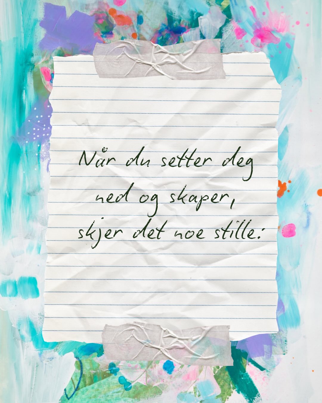 Det er noe eget med det øyeblikket du setter deg ned og bare begynner. Uten plan. Uten mål. Lar deg selv flyte med. Tempoet roer seg litt av seg selv, og du rekker å legge merke til hva som faktisk skjer inni deg.
Når tempoet går ned kan hånden bevege seg uten en tydelig plan, skjer det ofte et lite skifte. Du går litt bort fra det som er styrt og kontrollert, og litt nærmere det som bare dukker opp.
Små valg. Farger. Former. Retning.
Hva sier kroppen at du skal i neste steg? Hva dras du mot?
Valg du tar fordi det føles riktig og ikke fordi det er fornuftig, høflig eller best.
Vi har lært at det lønner seg å være flink. Følge regler og ikke skille oss ut. Ha kontroll og være lydig. Mange av oss er derfor ikke vant til å lytte til intuisjonen. Jeg har trent masse på det selv. Stadig vekk overraska over hvor vanskelig det var å «være i kroppen» og stole på de impulsene som kommer. Jeg vil si at det har vært like mye avlæring av gamle sannheter som læring av nye.
Heldigvis kan vi ta tilbake den tapte kunnskapen og øve det opp igjen, og jeg tror veldig på at kunst i alle slags former er et kjempefint verktøy i prosessen 🩵
#skapendesjel #kreativitet #kunst #skapendearbeid