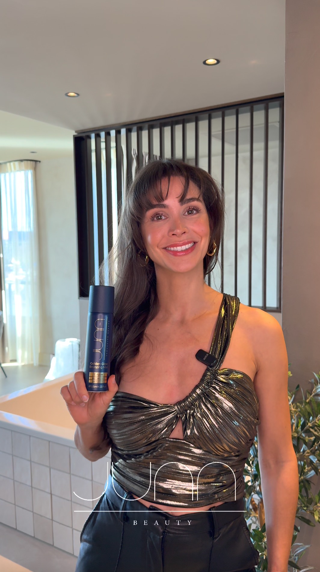 Golden hour, but make it all night ✨🌟
Met de Golden Glow geef je je huid in seconden die sunkissed finish voor de perfecte night-out look. Ready to glow from day to night 💛
@nathaliedendekker_
#JUNABeauty #SprayFoundation #GlowySkin #NaturalMakeup
#SunKissedSkin #HealthyGlow #RadiantSkin #GlowRoutine #BeautyRoutine #BeforeAfterGlow #TanTransformation #GlowWithJuna #FaceFilterElixir