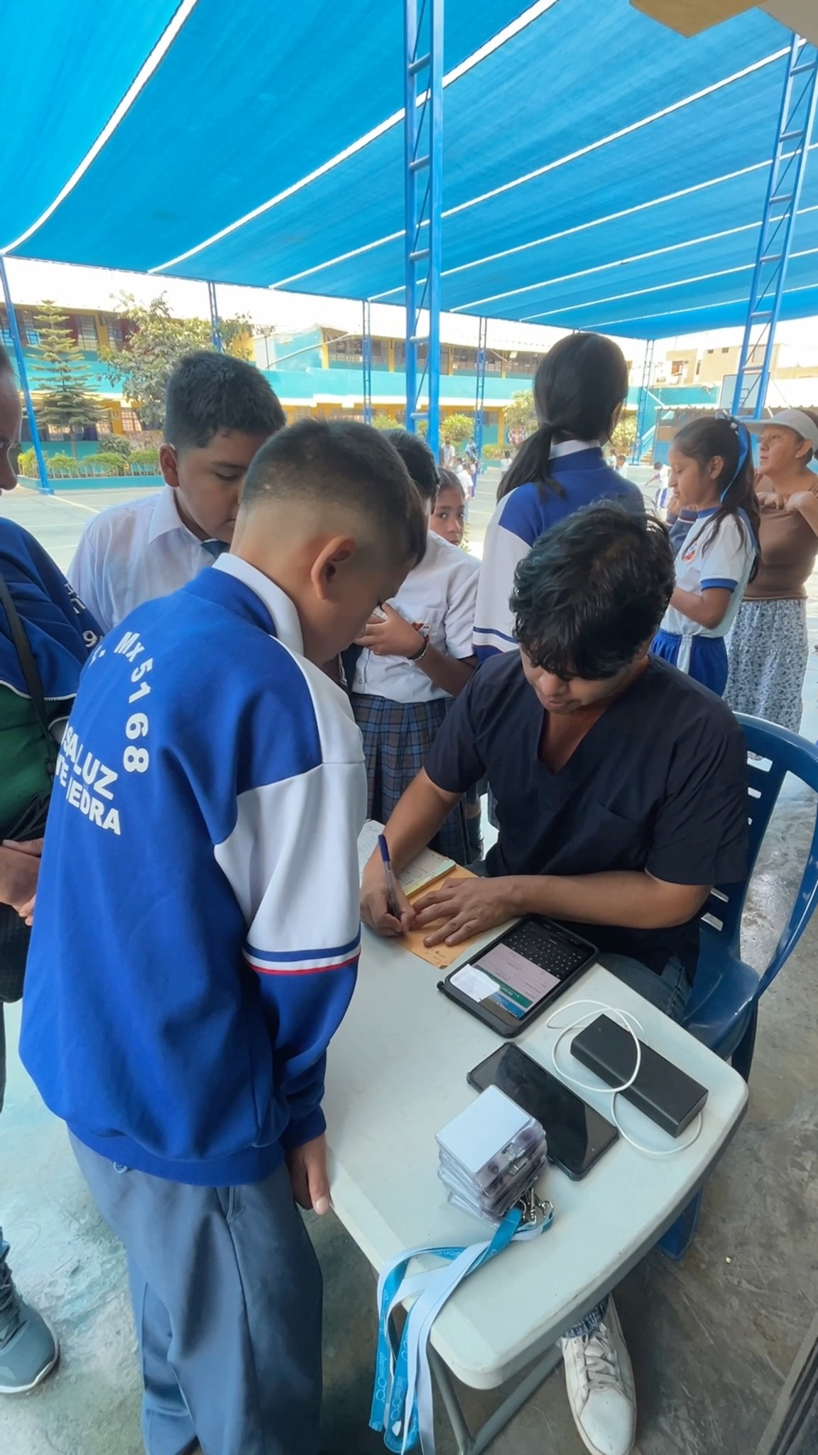 Ver bien es aprender mejor. 👓✨
En la I.E. 5168 Rosa Luz en #PuentePiedra, realizamos una campaña de salud visual para ayudar a que más niños y niñas puedan desenvolverse mejor en clases, con mayor comodidad, concentración y confianza. 💙📚
#SaludVisual #Educación #PuentePiedra #BienestarEscolar